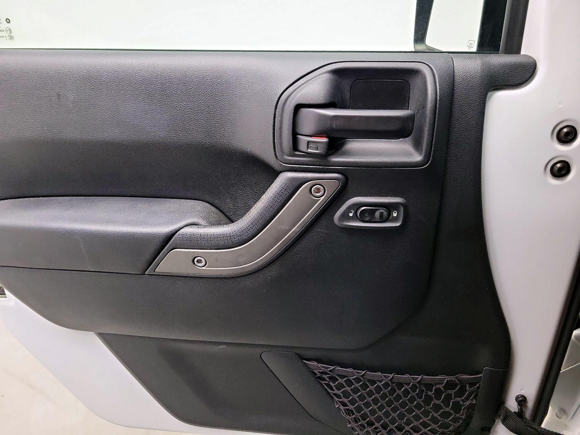 Thumbnail: 2017 Jeep Wrangler - 12