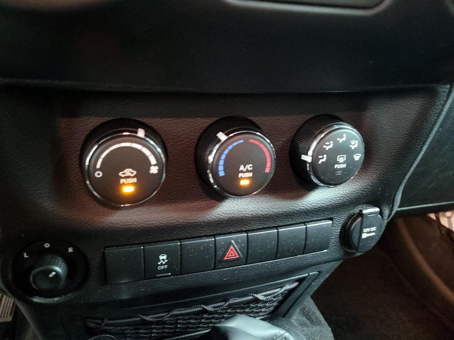 Thumbnail: 2017 Jeep Wrangler - 14