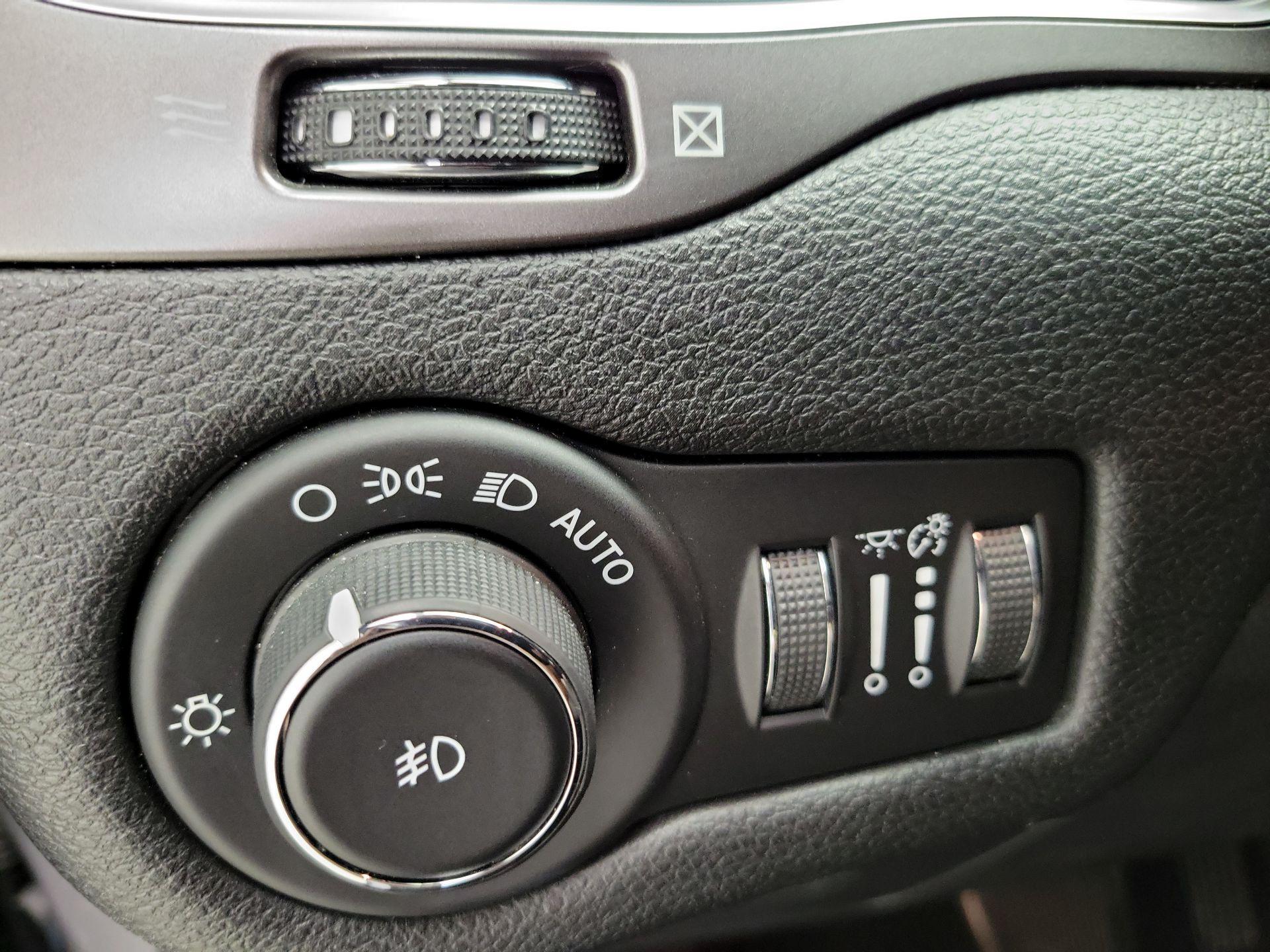 Thumbnail: 2019 Jeep Cherokee - 13