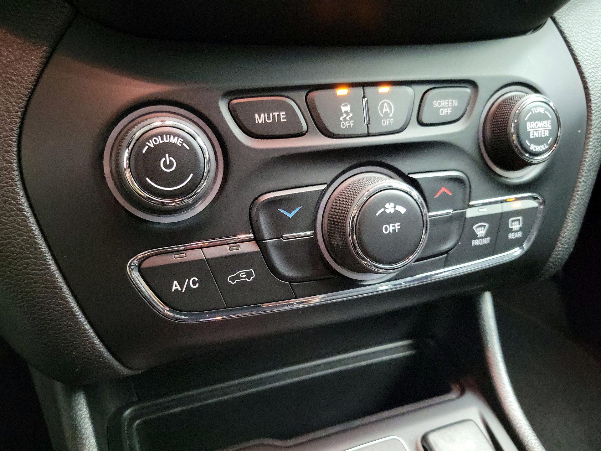 Thumbnail: 2019 Jeep Cherokee - 17