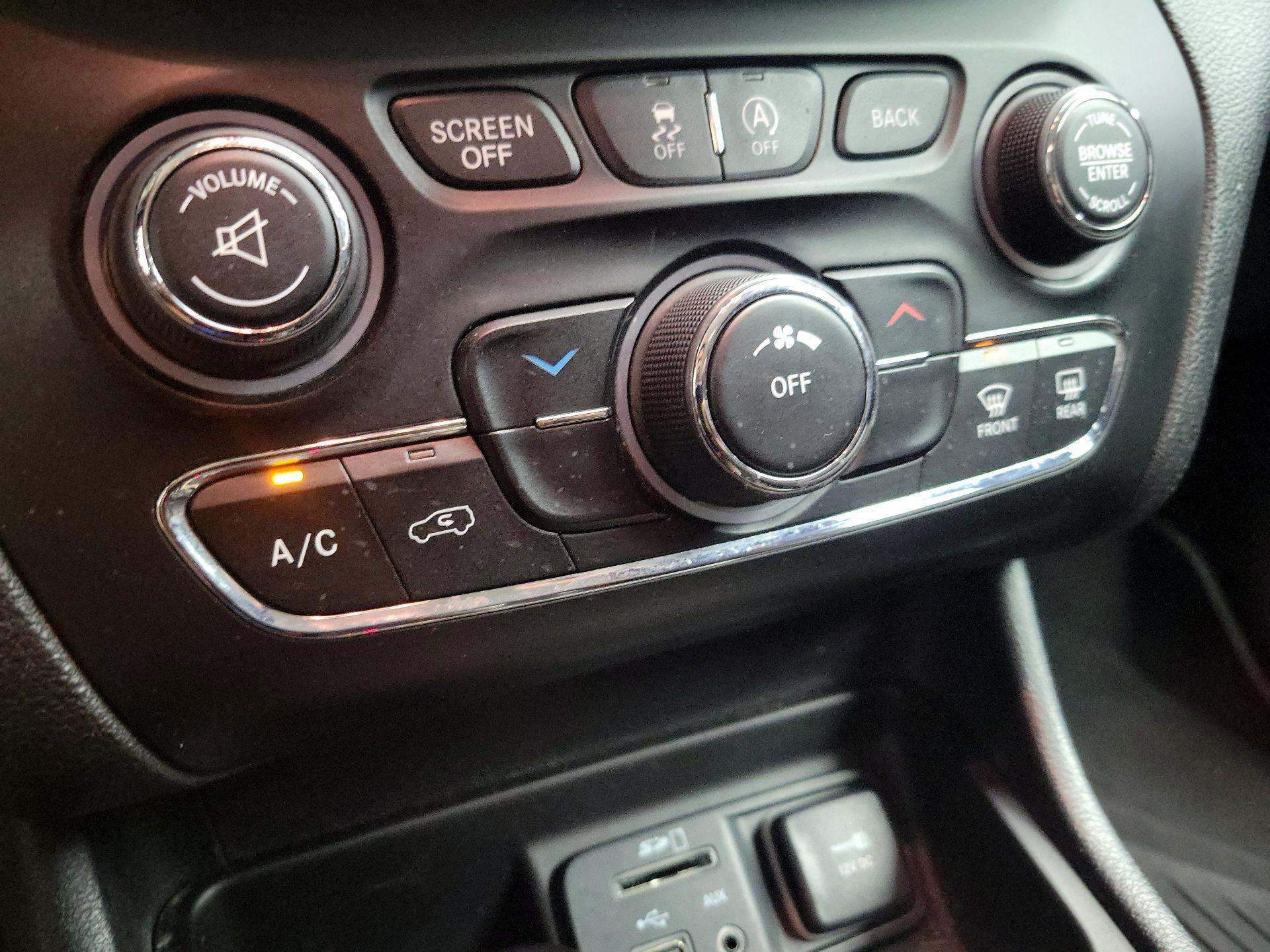 Thumbnail: 2016 Jeep Cherokee - 16