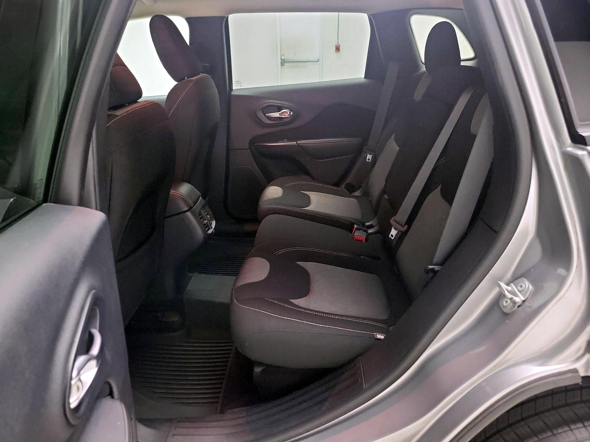 Thumbnail: 2016 Jeep Cherokee - 19