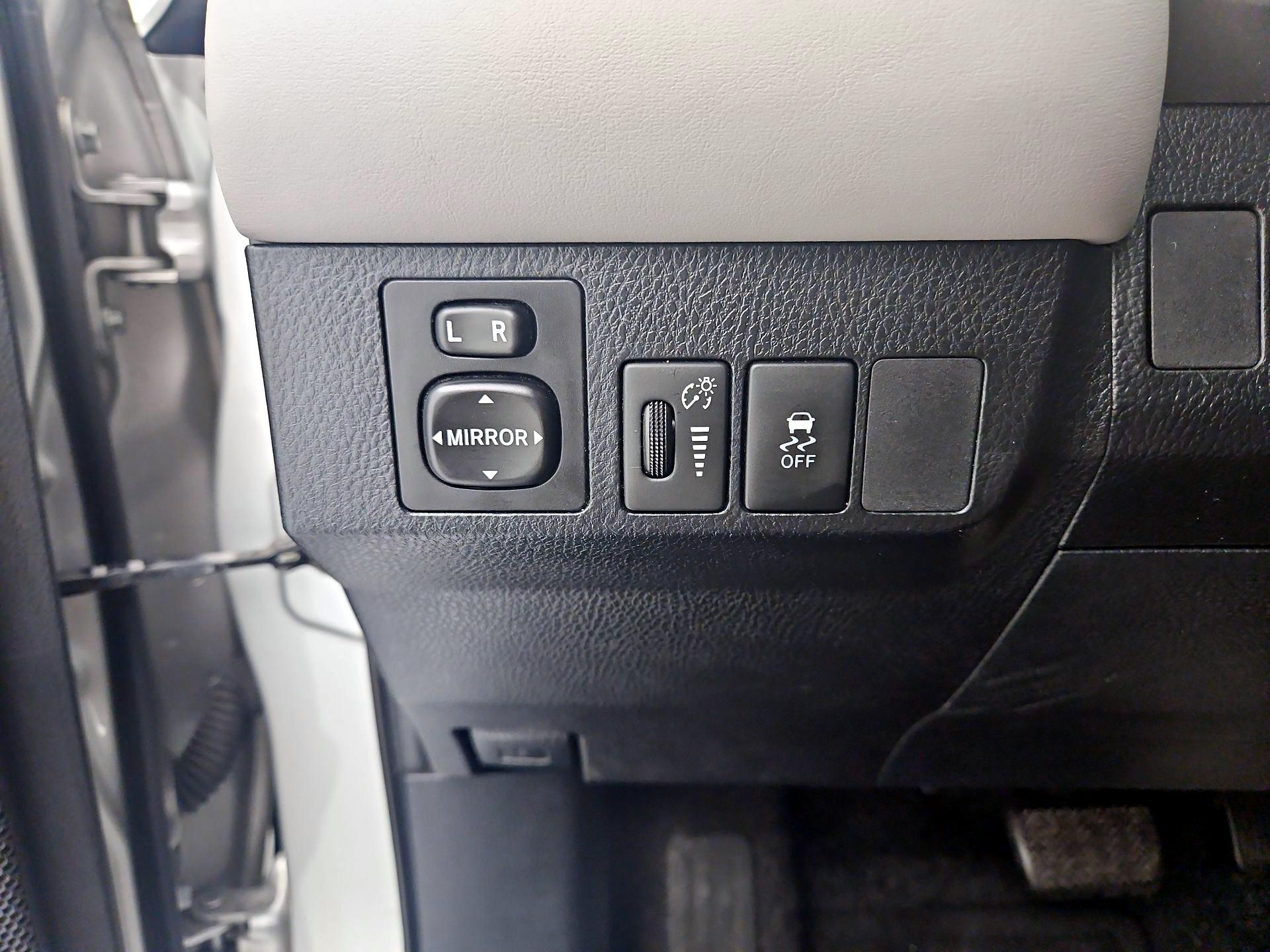 Thumbnail: 2013 Toyota RAV4 - 13