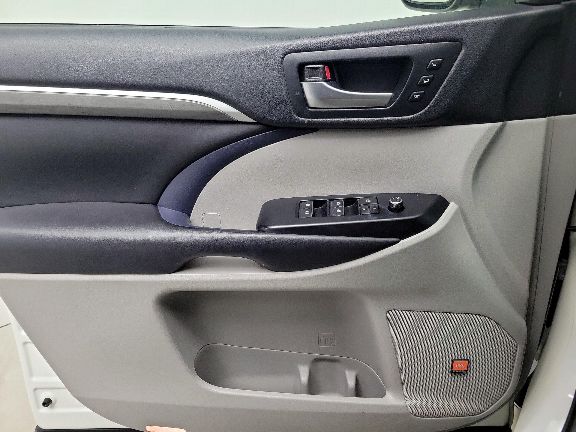 Thumbnail: 2019 Toyota Highlander - 12