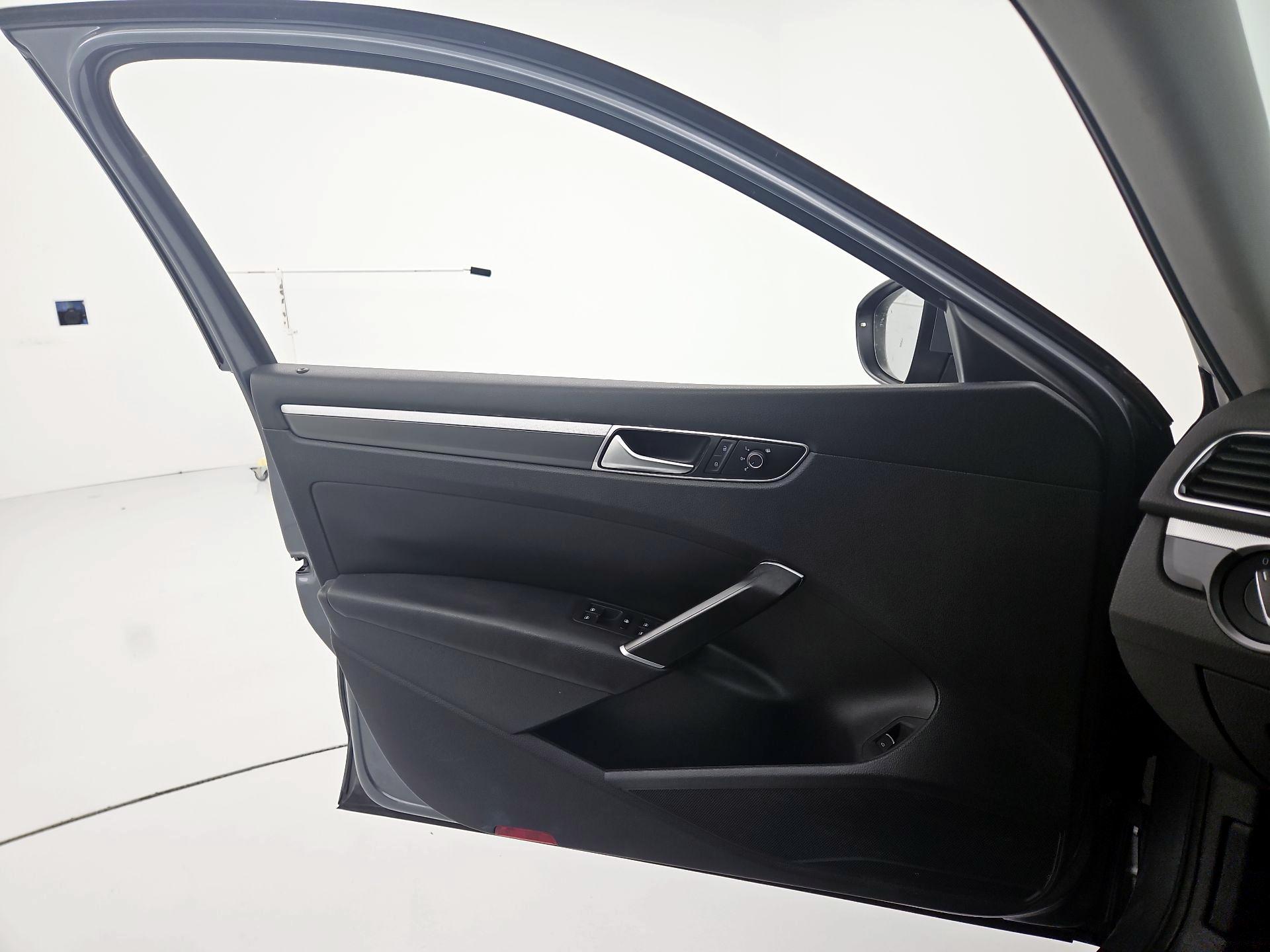 Thumbnail: 2017 Volkswagen Passat - 12