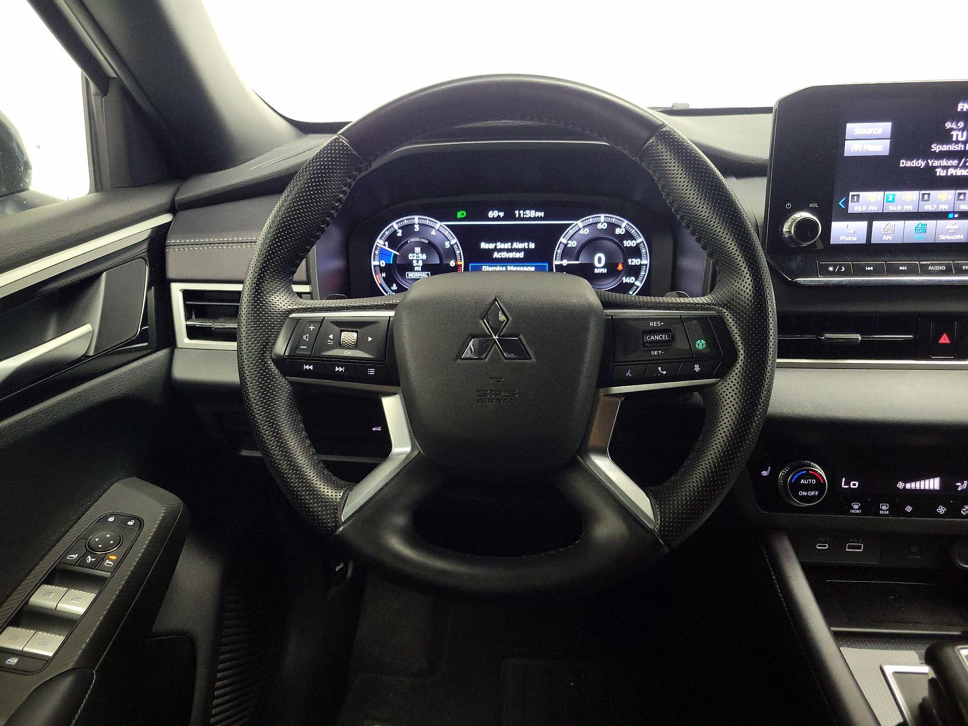 Thumbnail: 2024 Mitsubishi Outlander - 10