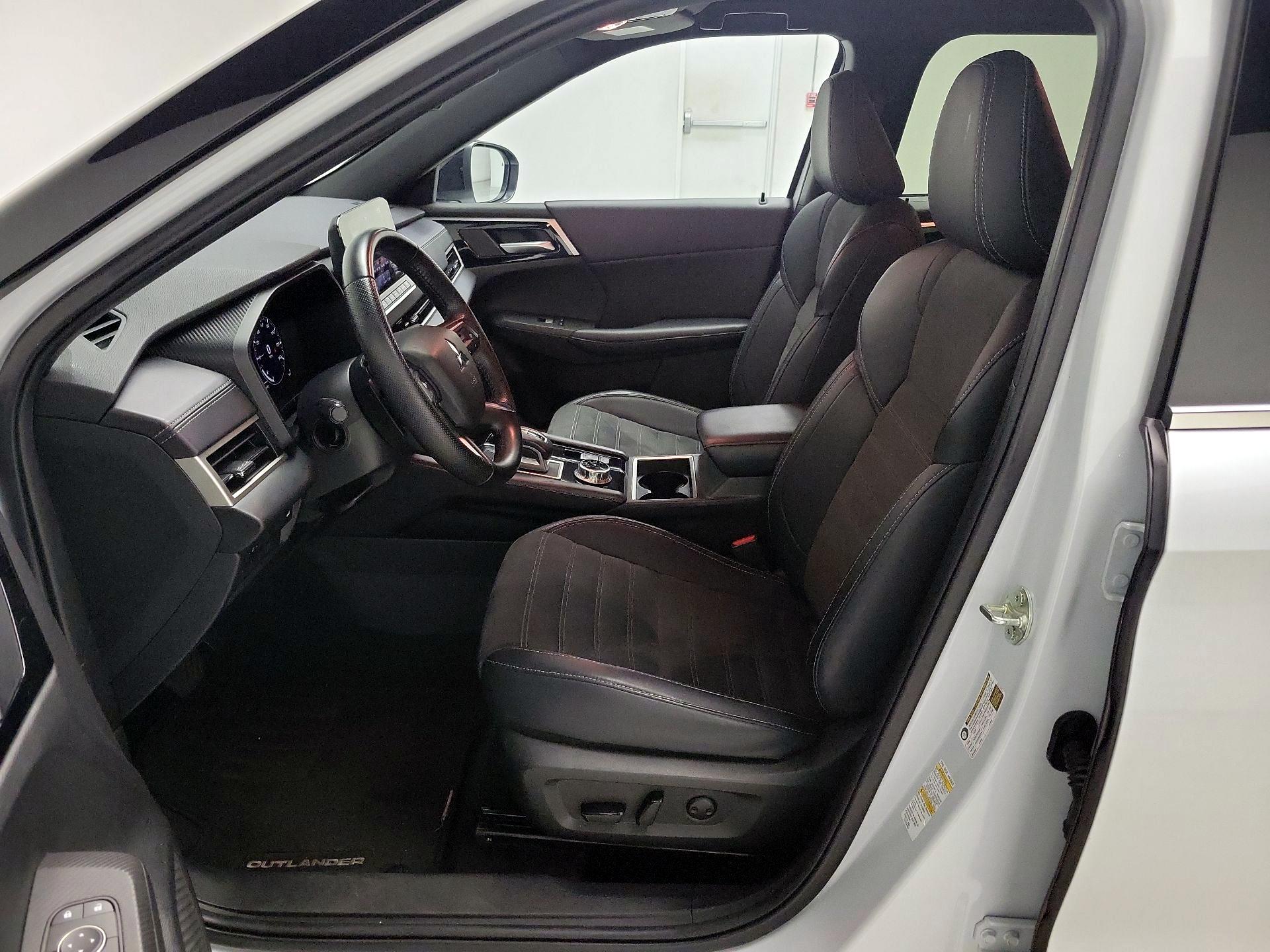 Thumbnail: 2024 Mitsubishi Outlander - 11