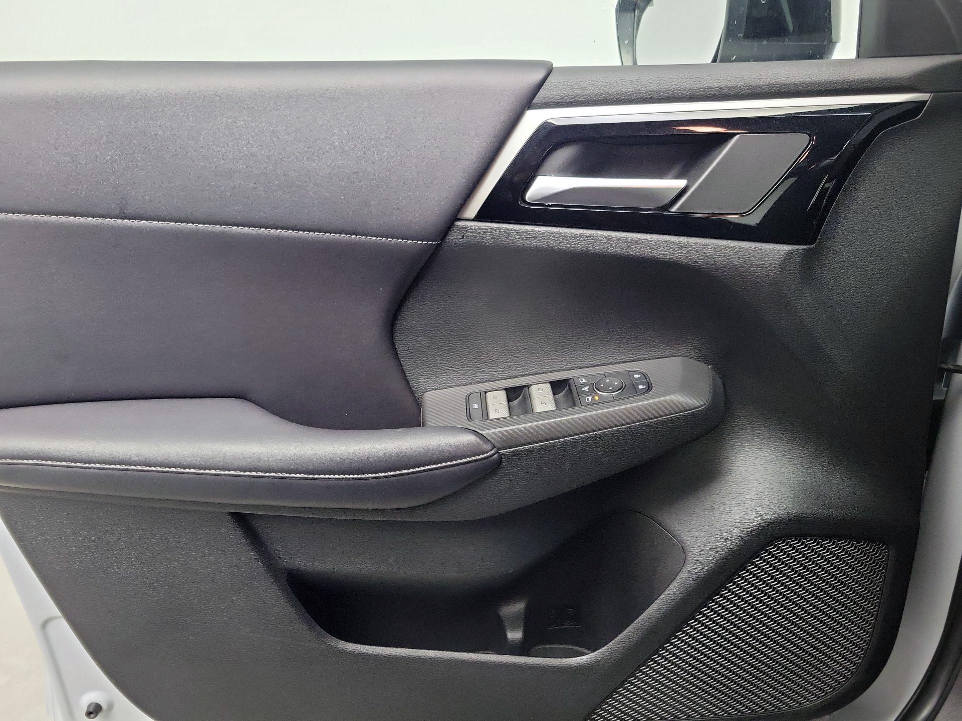 Thumbnail: 2024 Mitsubishi Outlander - 12