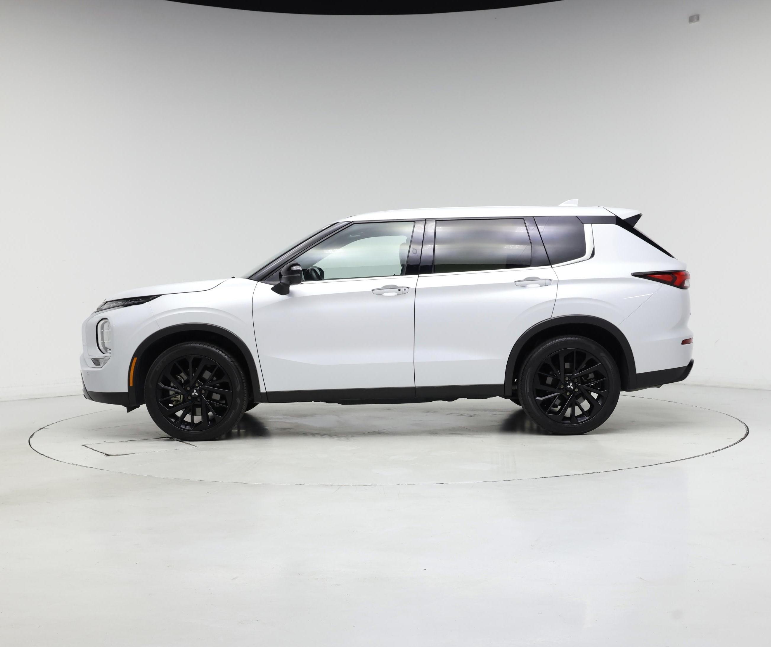 Thumbnail: 2024 Mitsubishi Outlander - 3
