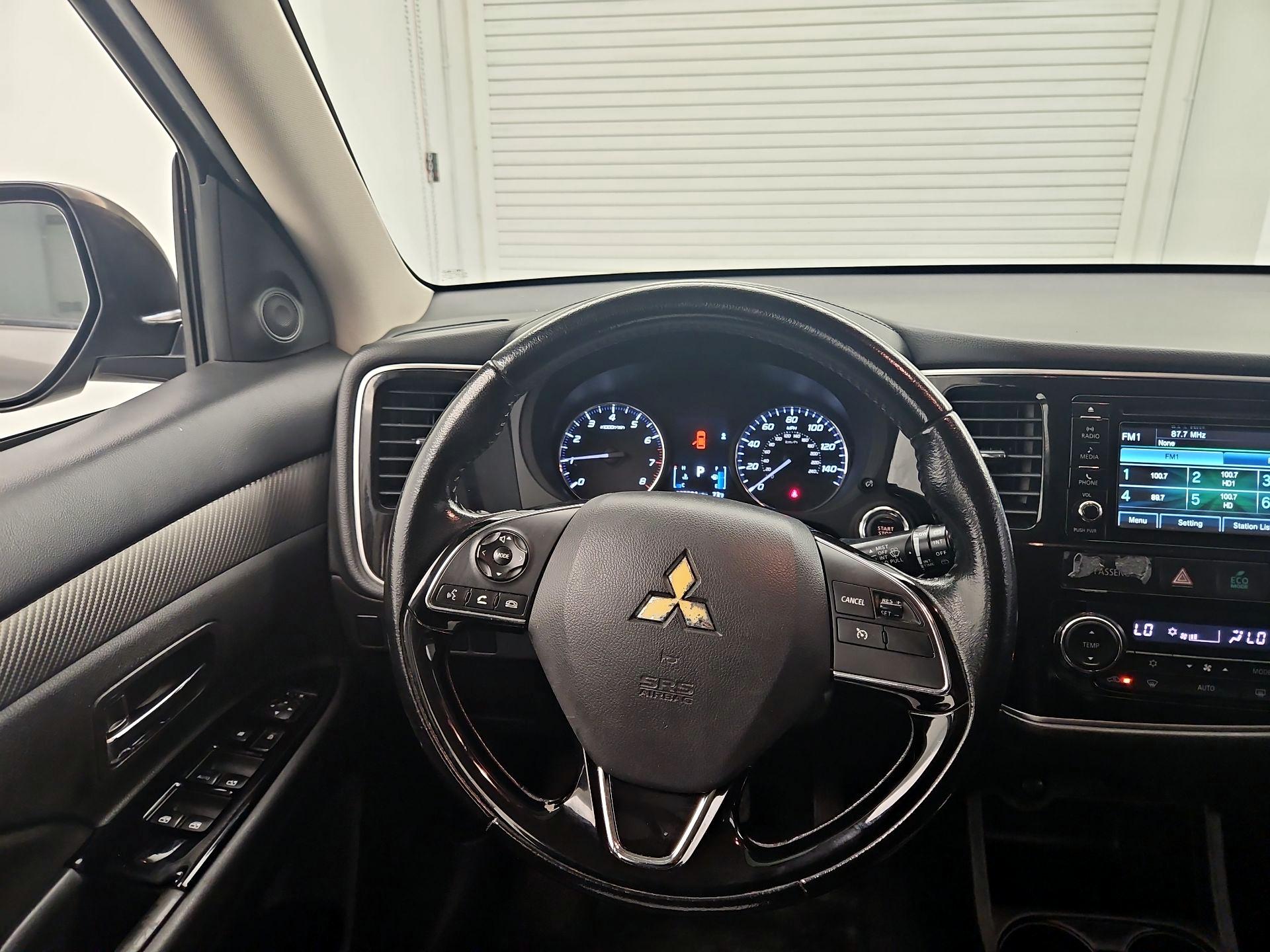 Thumbnail: 2016 Mitsubishi Outlander - 10