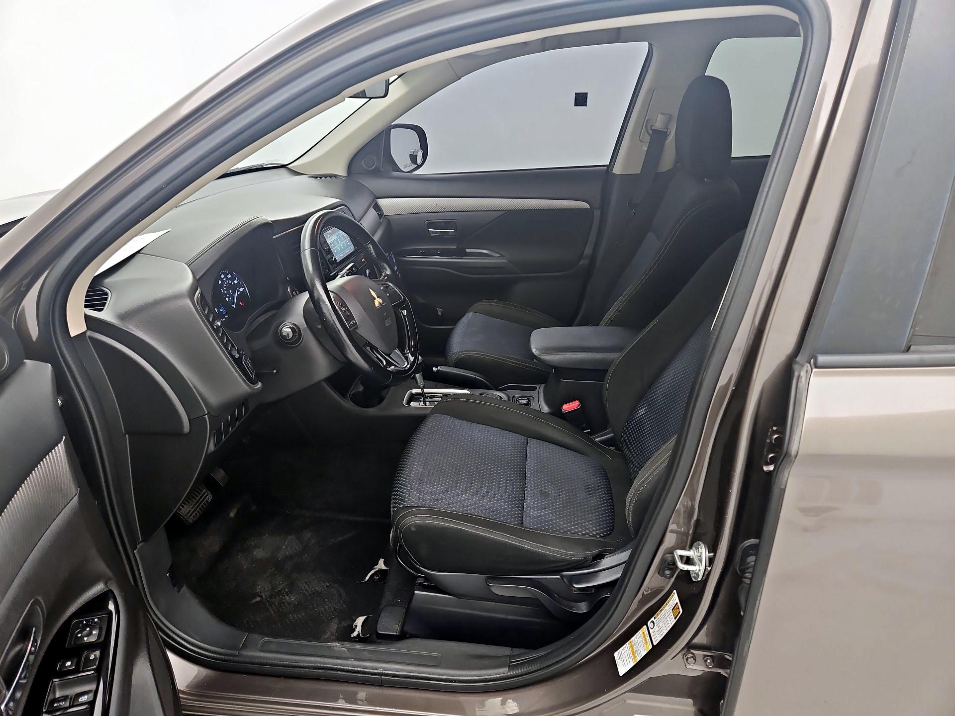 Thumbnail: 2016 Mitsubishi Outlander - 11