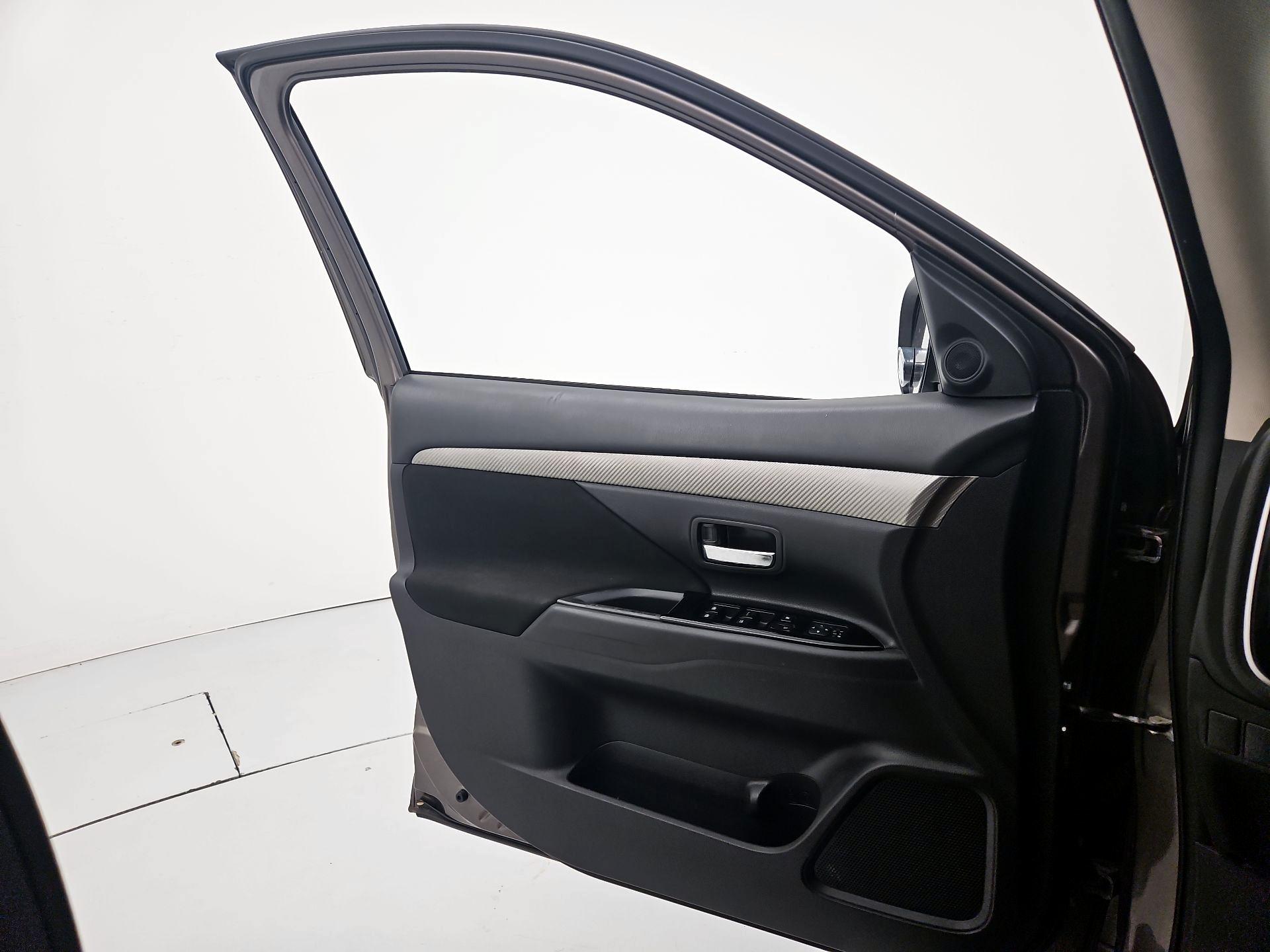 Thumbnail: 2016 Mitsubishi Outlander - 12