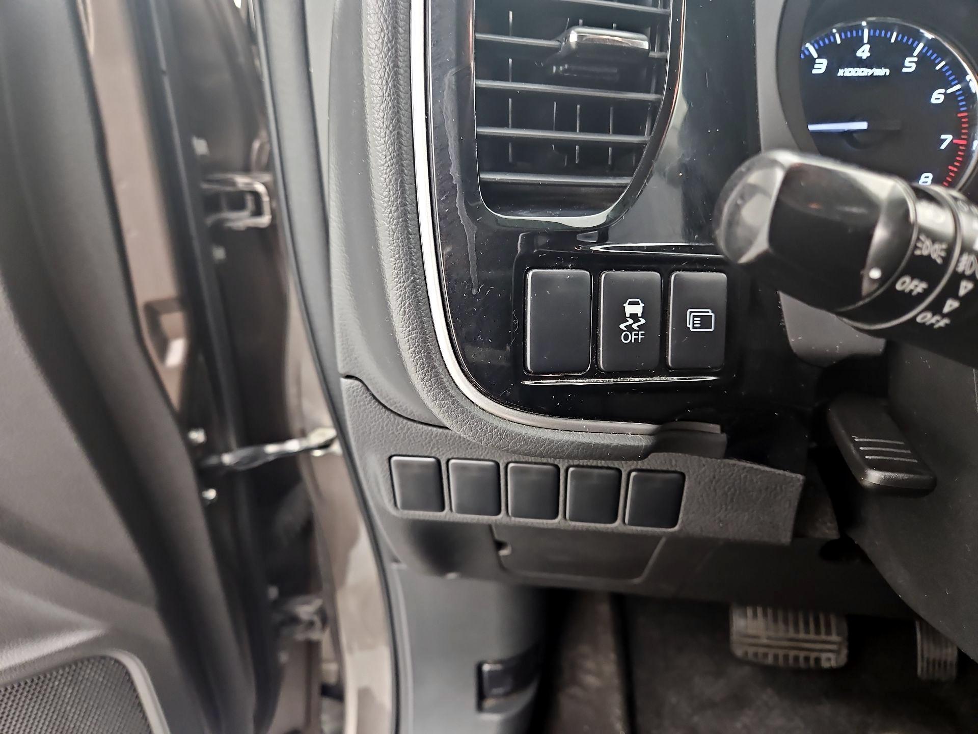 Thumbnail: 2016 Mitsubishi Outlander - 13