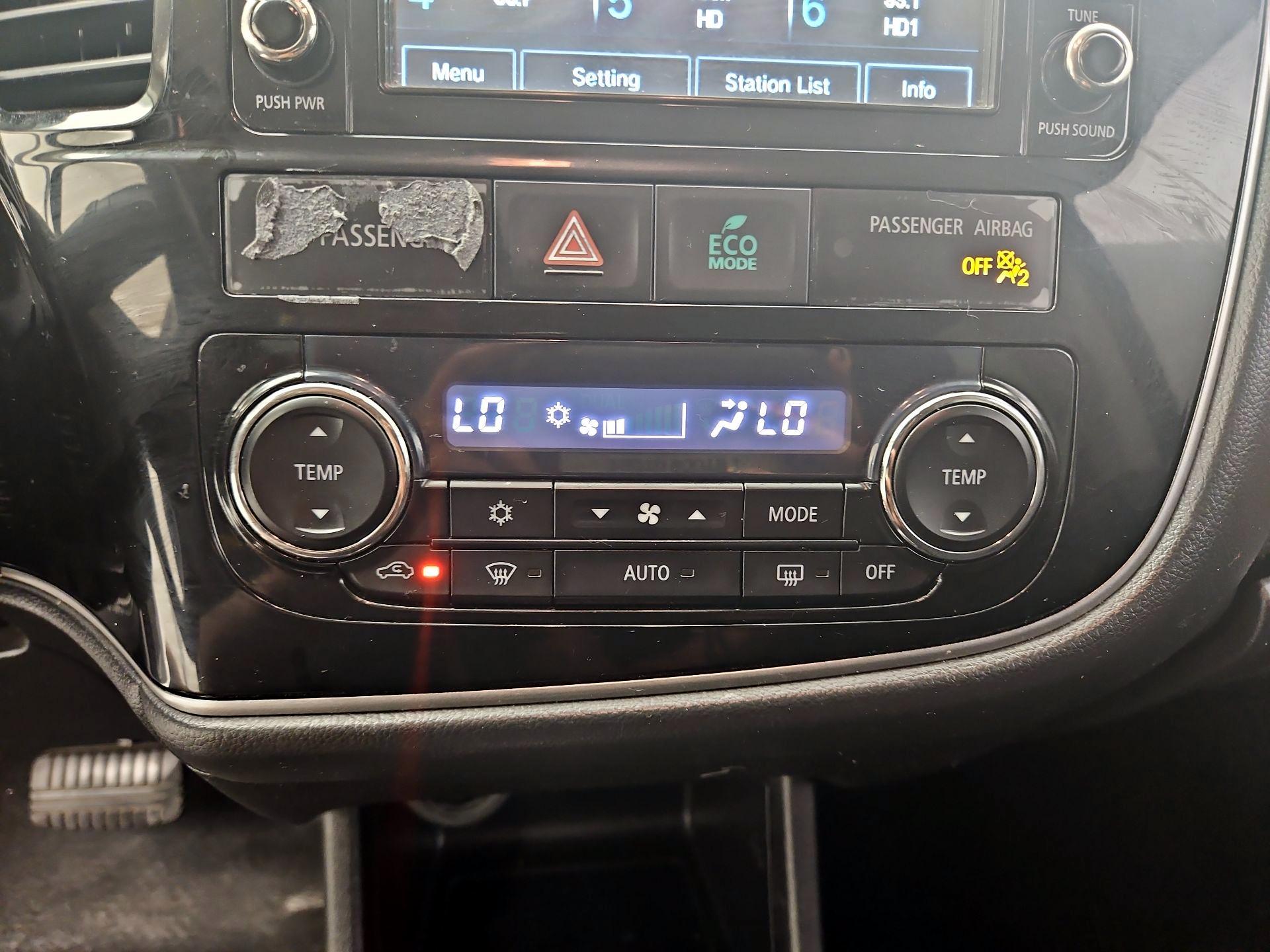 Thumbnail: 2016 Mitsubishi Outlander - 16