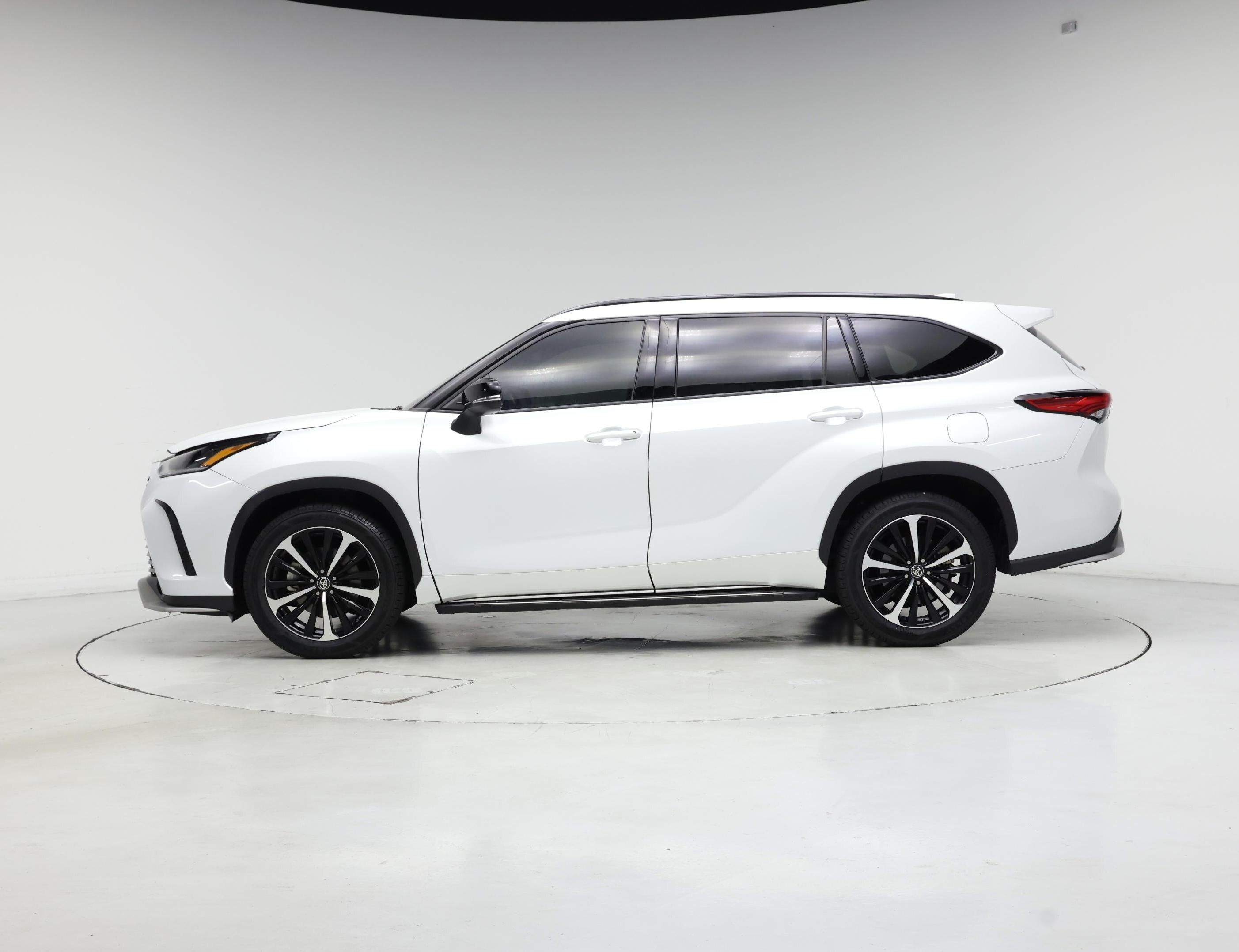 Thumbnail: 2022 Toyota Highlander - 3