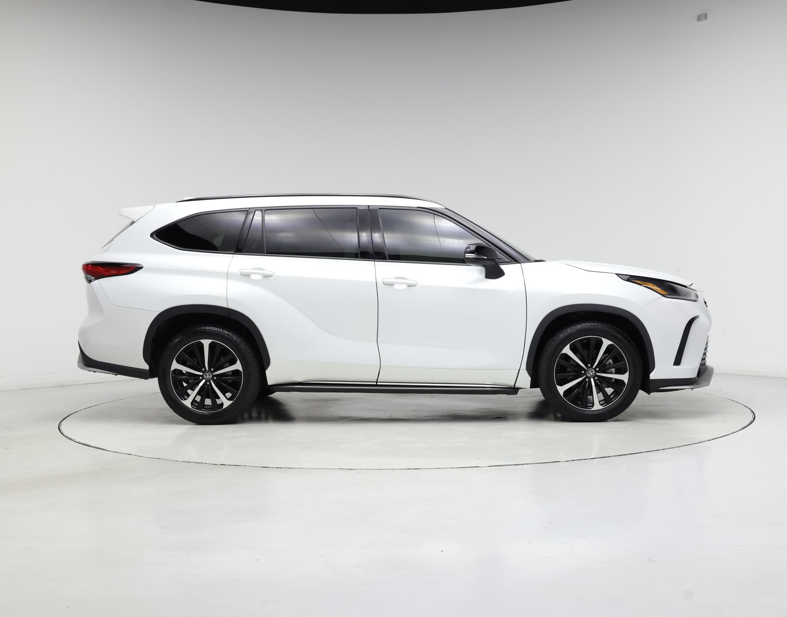 Thumbnail: 2022 Toyota Highlander - 7