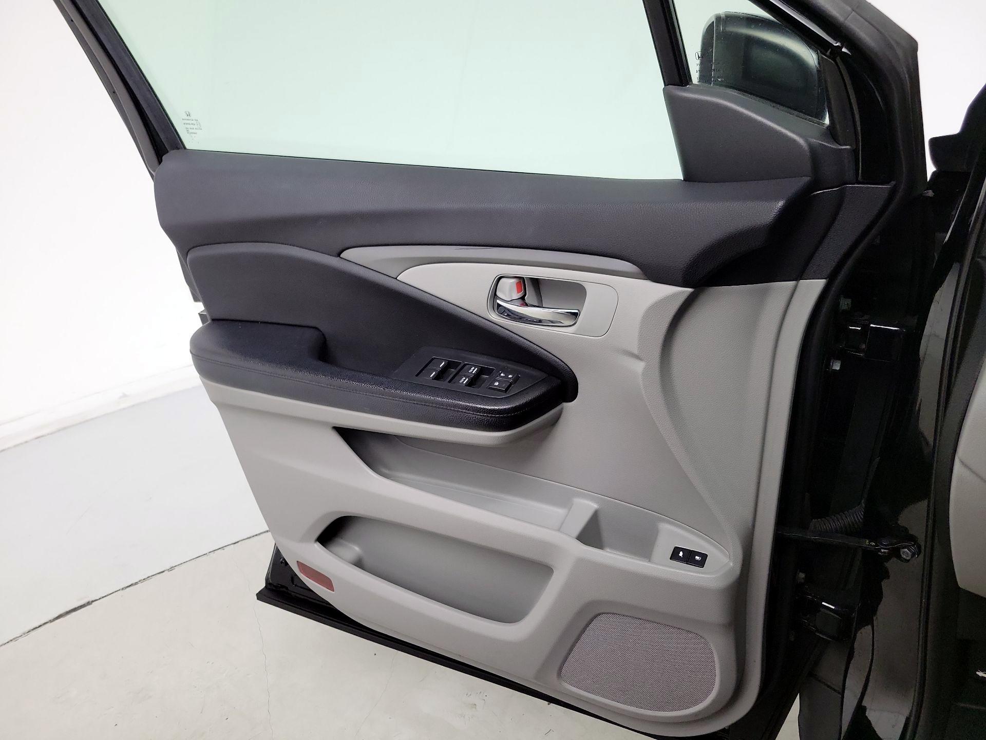 Thumbnail: 2016 Honda Pilot - 12