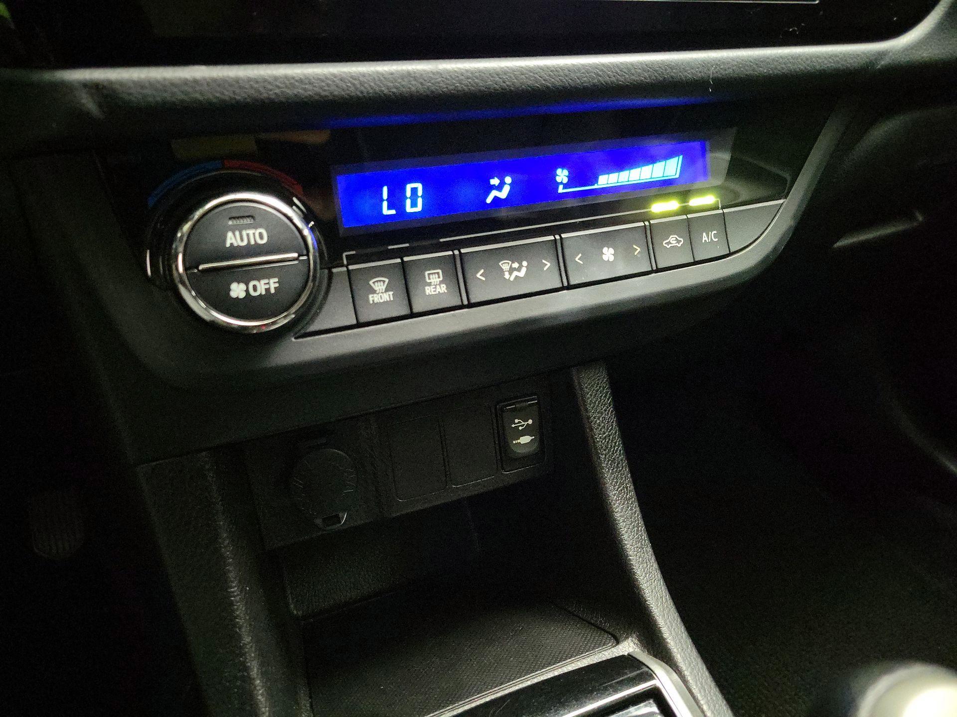 Thumbnail: 2015 Toyota Corolla - 16