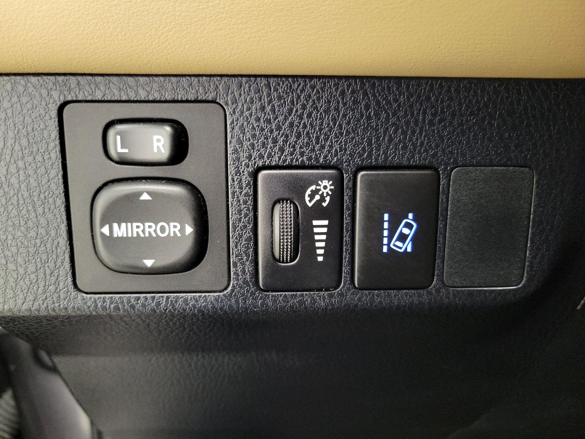 Thumbnail: 2018 Toyota RAV4 - 13