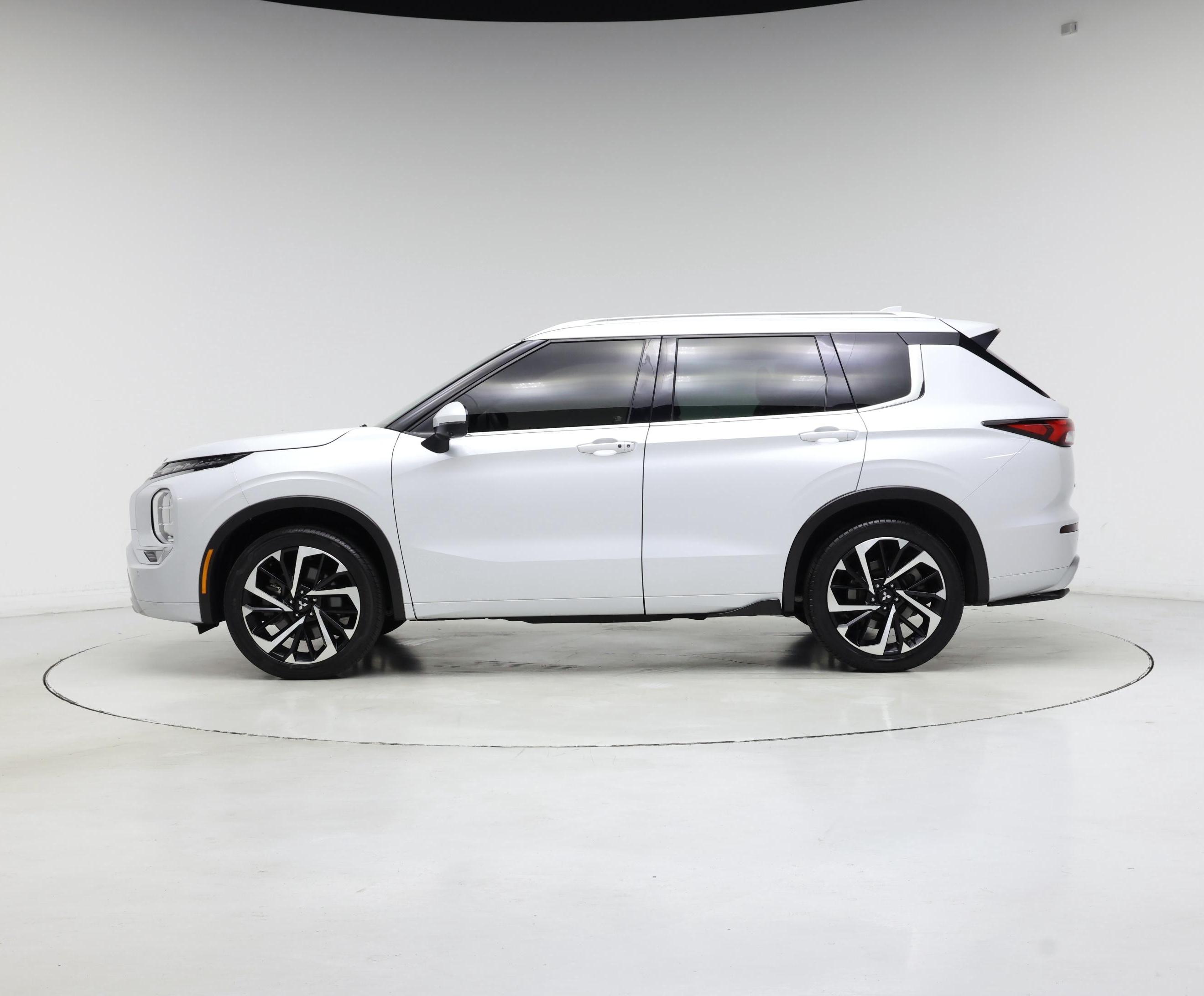 Thumbnail: 2022 Mitsubishi Outlander - 3