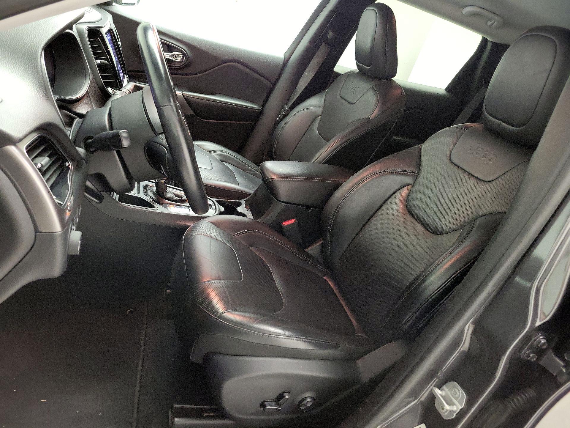 Thumbnail: 2019 Jeep Cherokee - 11