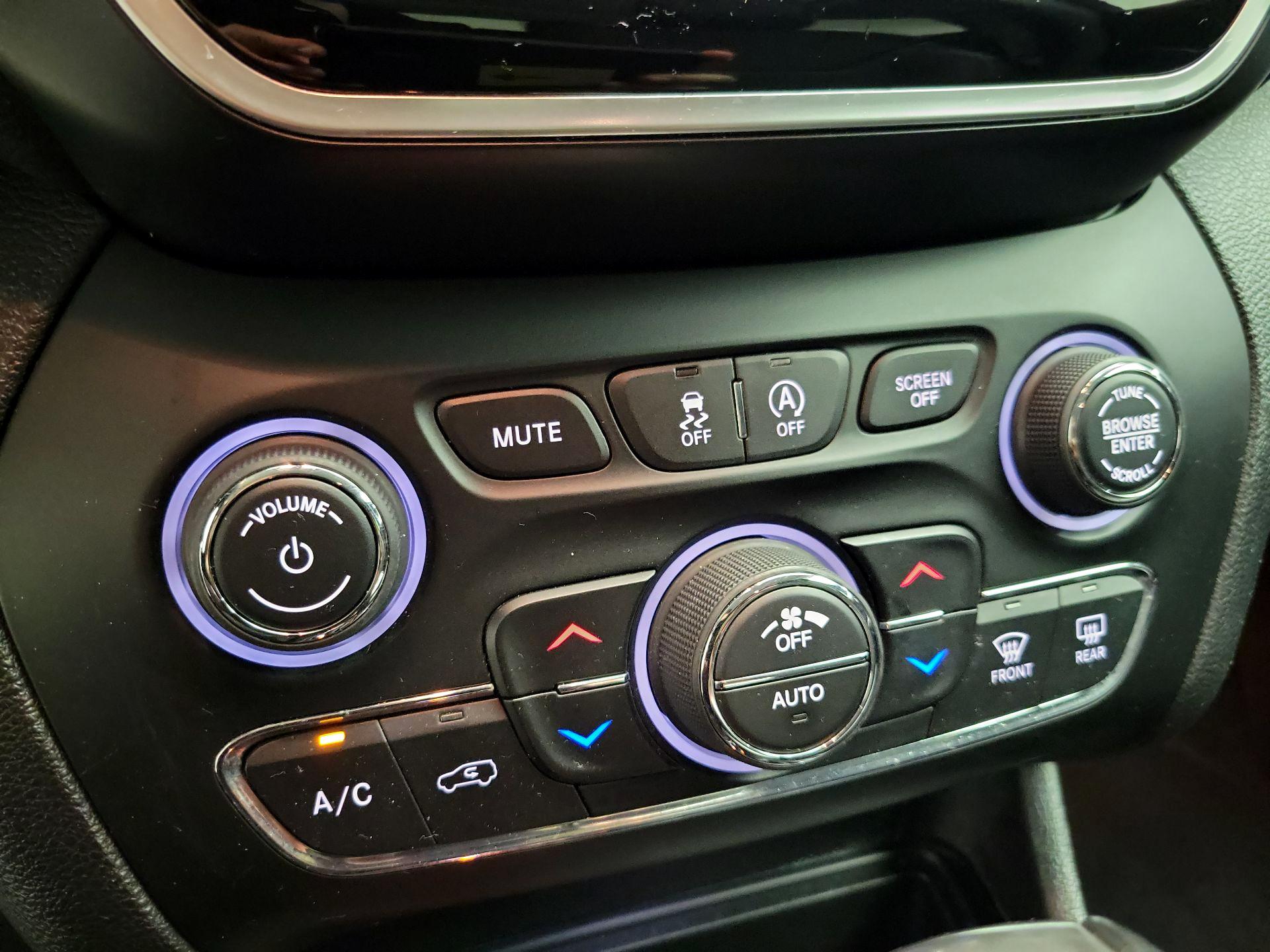 Thumbnail: 2019 Jeep Cherokee - 16