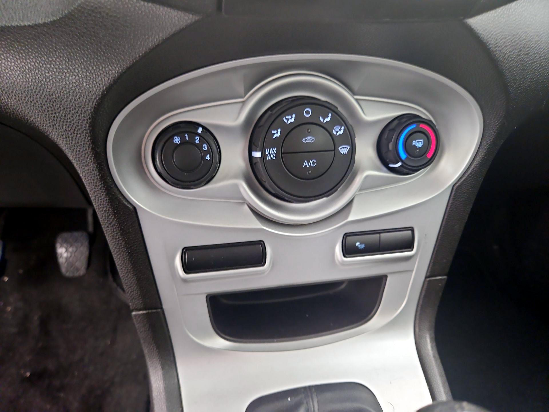 Thumbnail: 2016 Ford Fiesta - 15