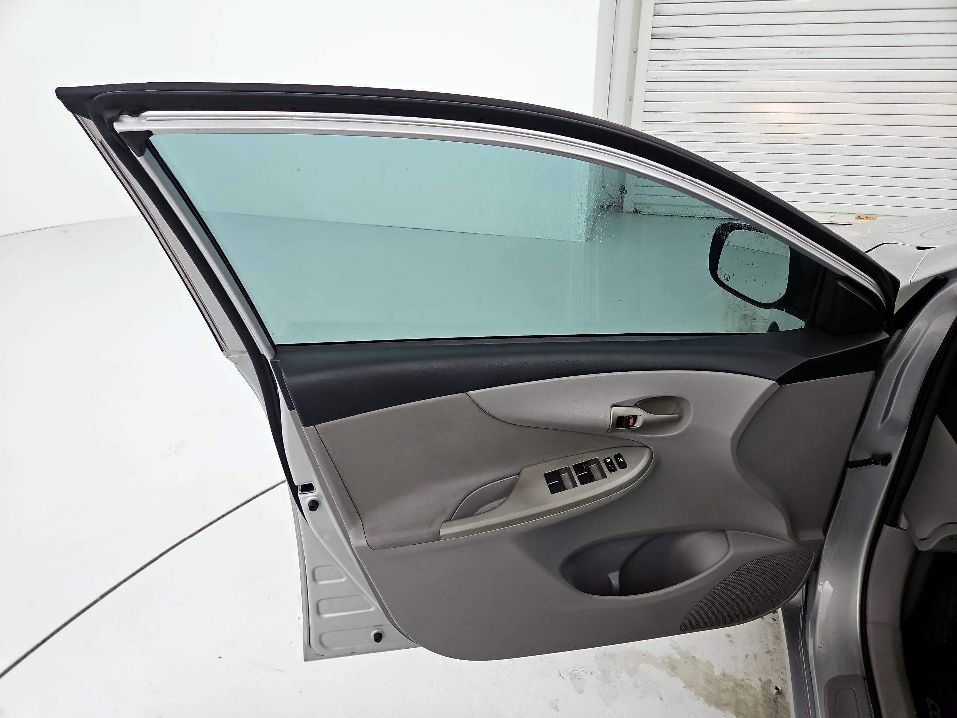 Thumbnail: 2013 Toyota Corolla - 12