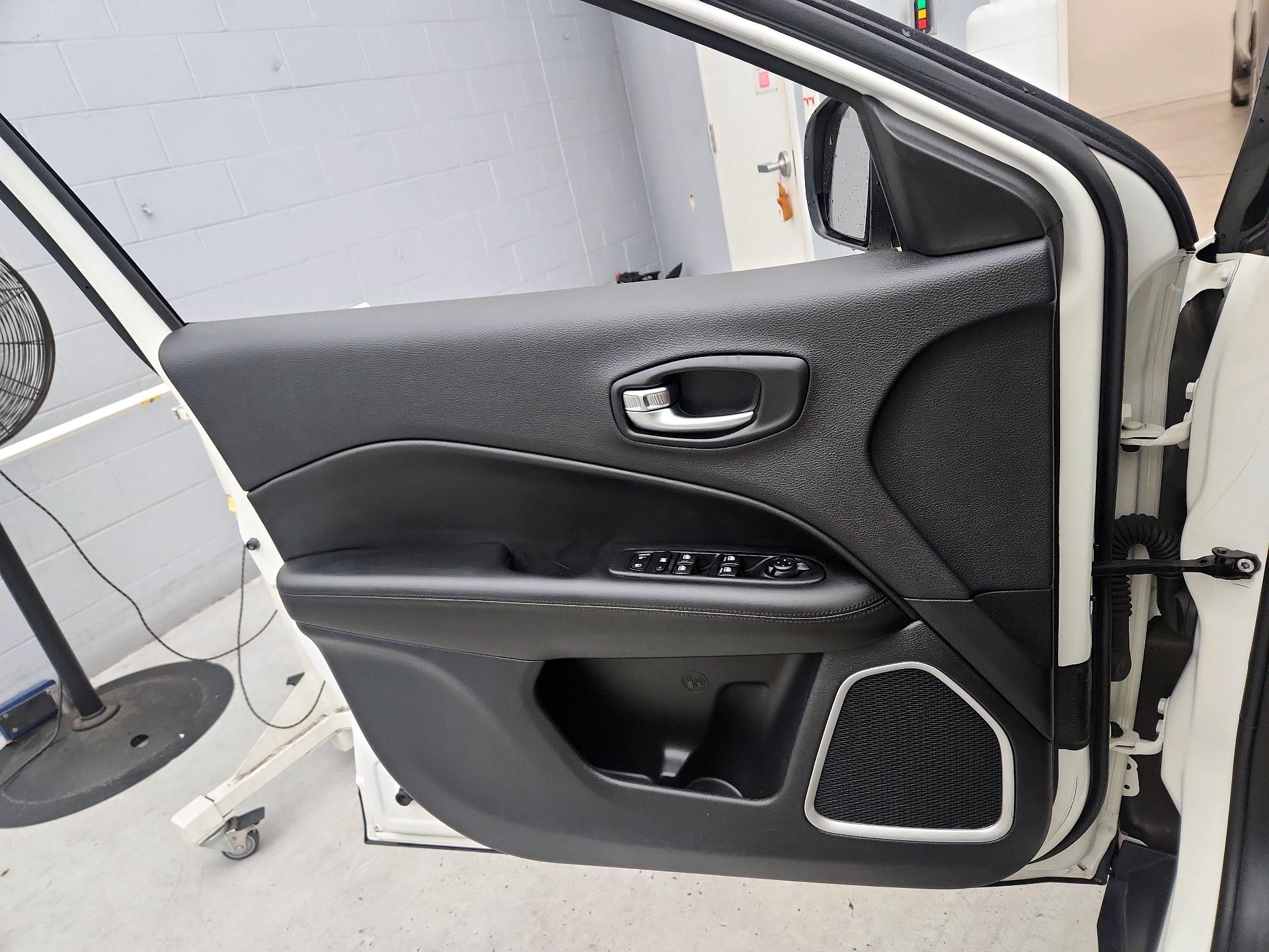 Thumbnail: 2020 Jeep Compass - 12