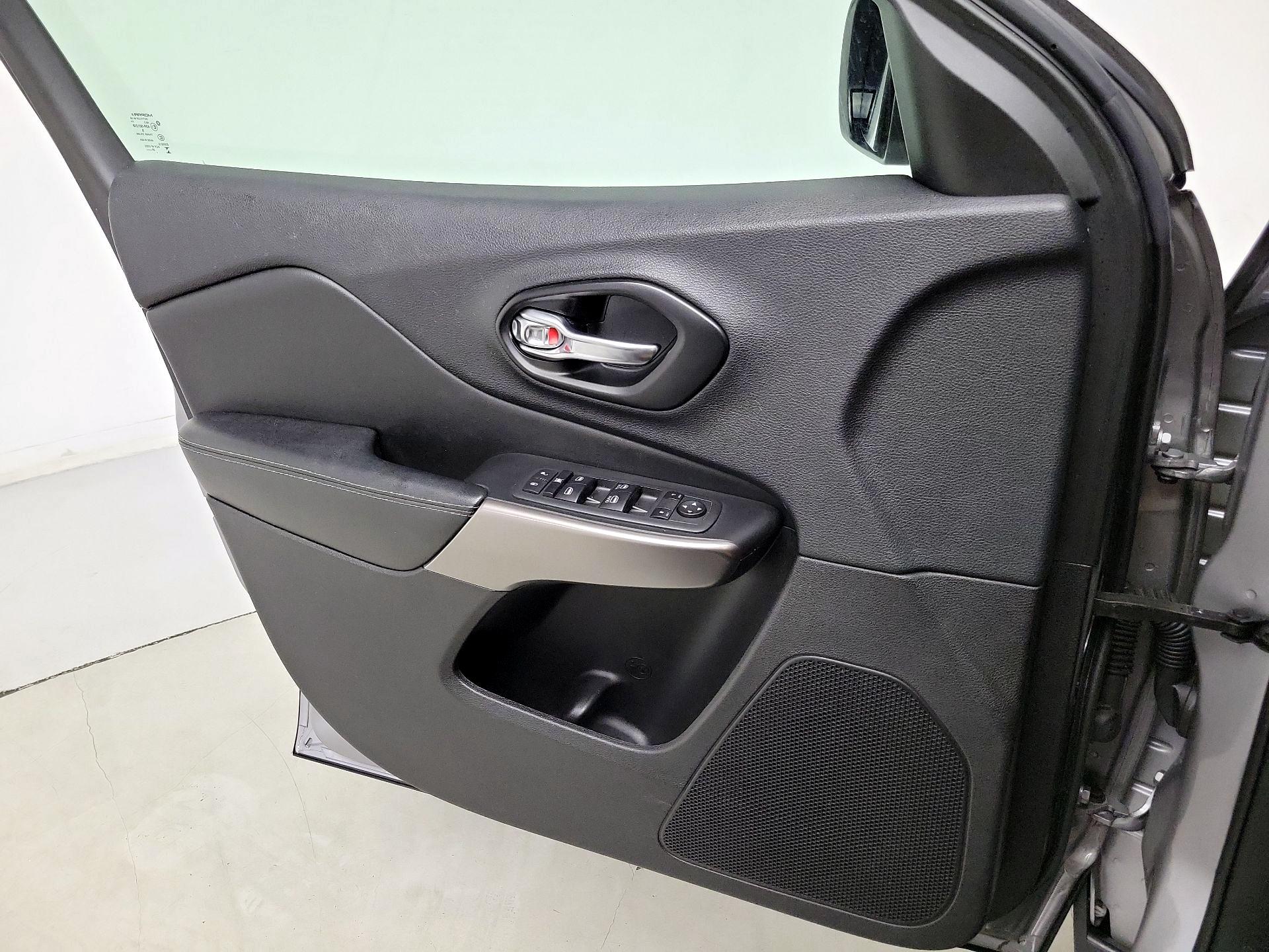 Thumbnail: 2021 Jeep Cherokee - 12