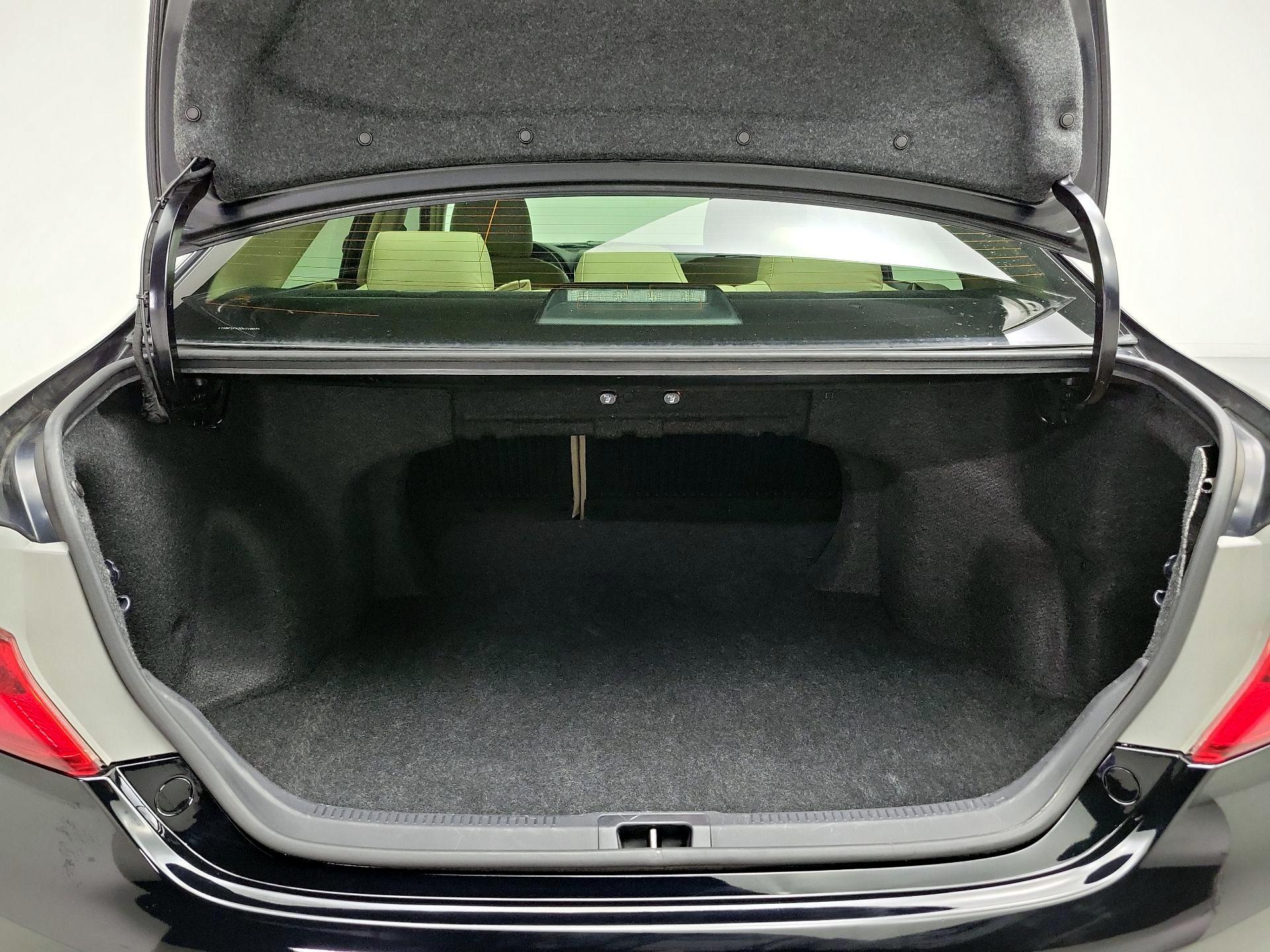 Thumbnail: 2013 Toyota Camry - 19