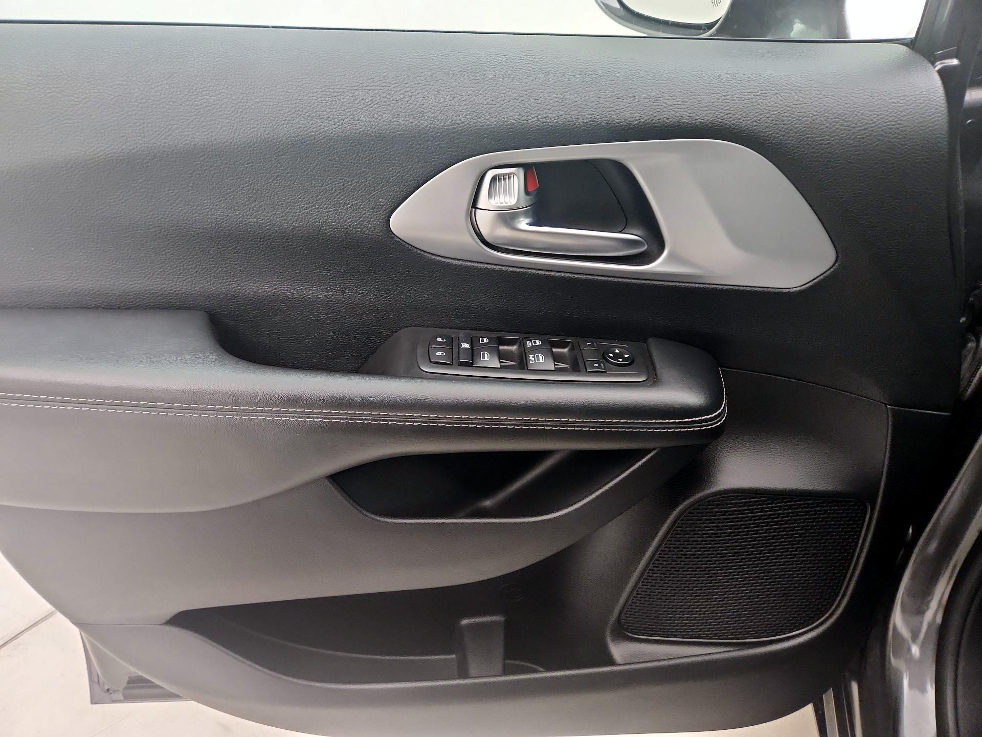 Thumbnail: 2019 Chrysler Pacifica - 12