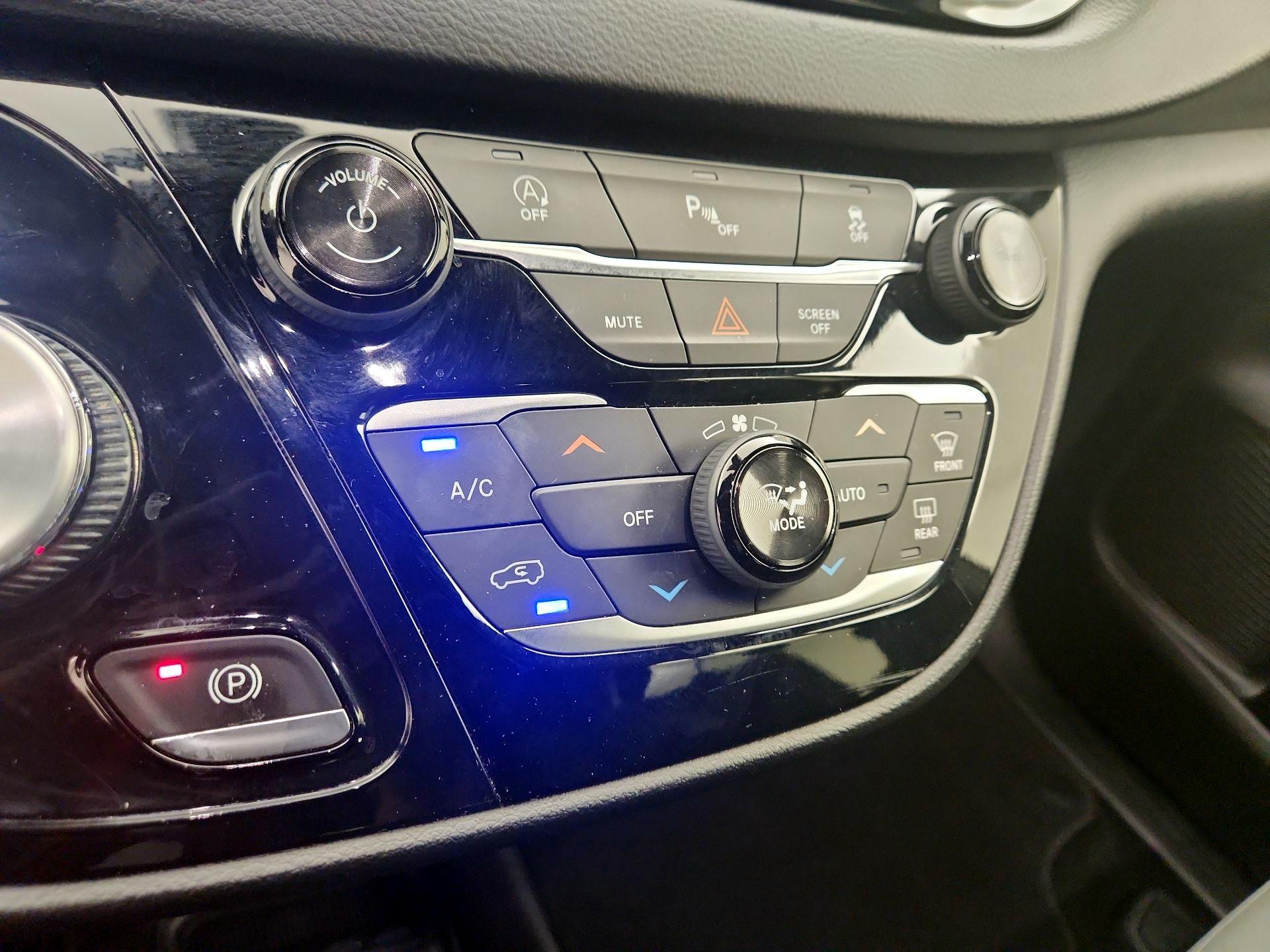 Thumbnail: 2019 Chrysler Pacifica - 17