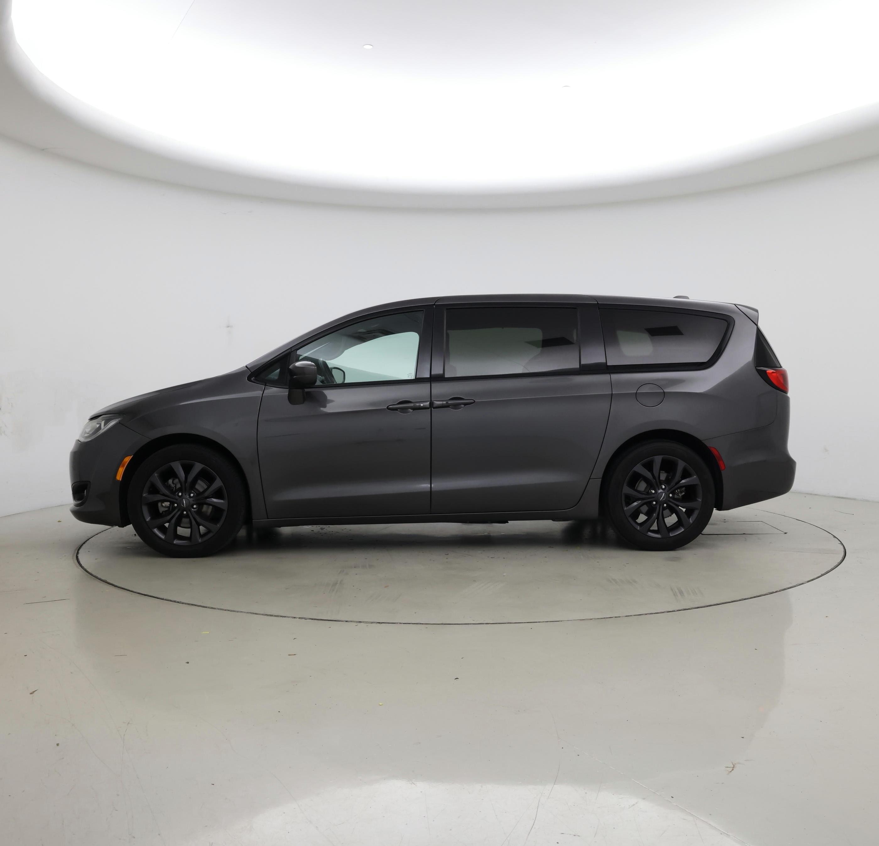 Thumbnail: 2019 Chrysler Pacifica - 3