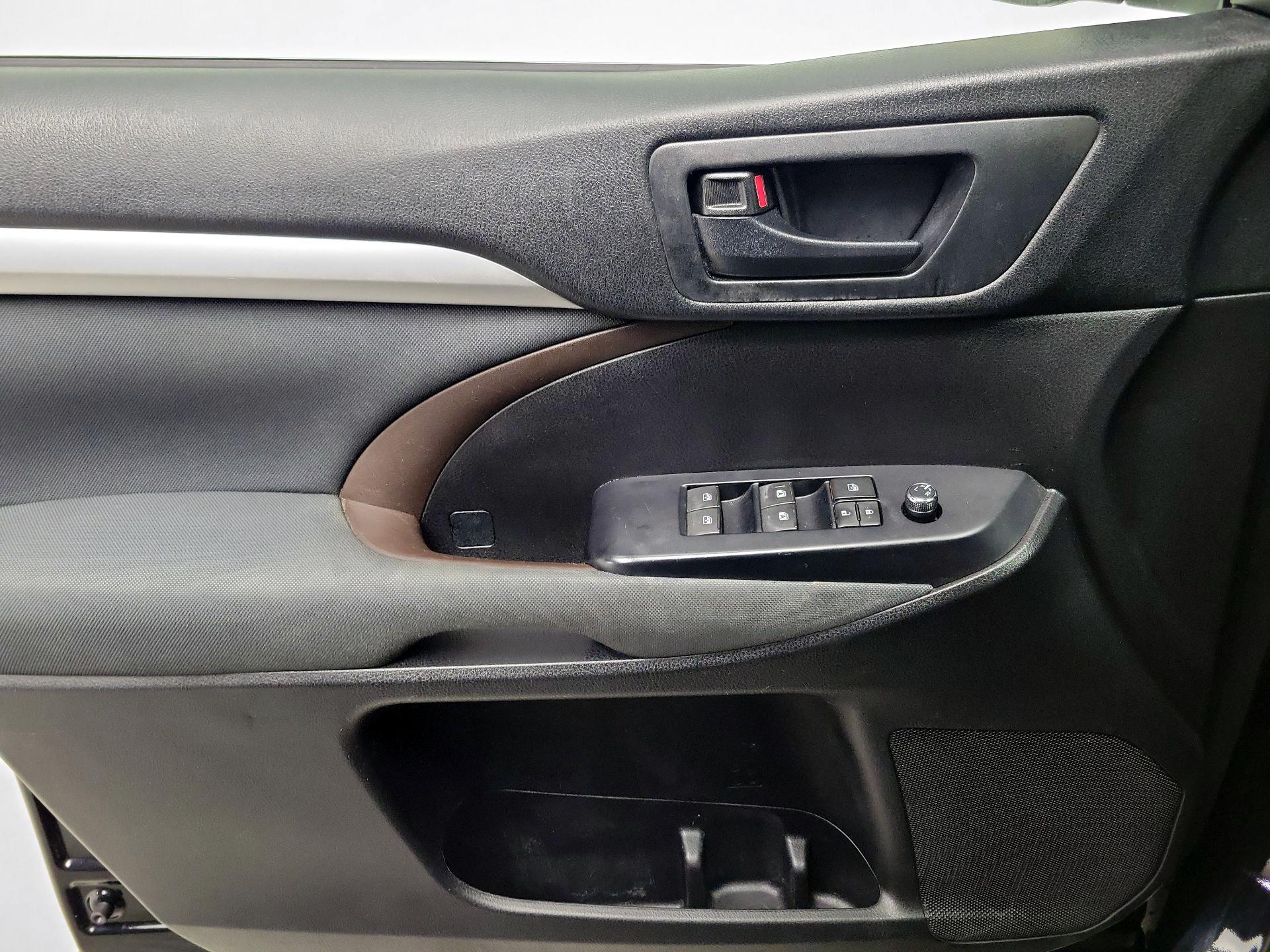 Thumbnail: 2019 Toyota Highlander - 12