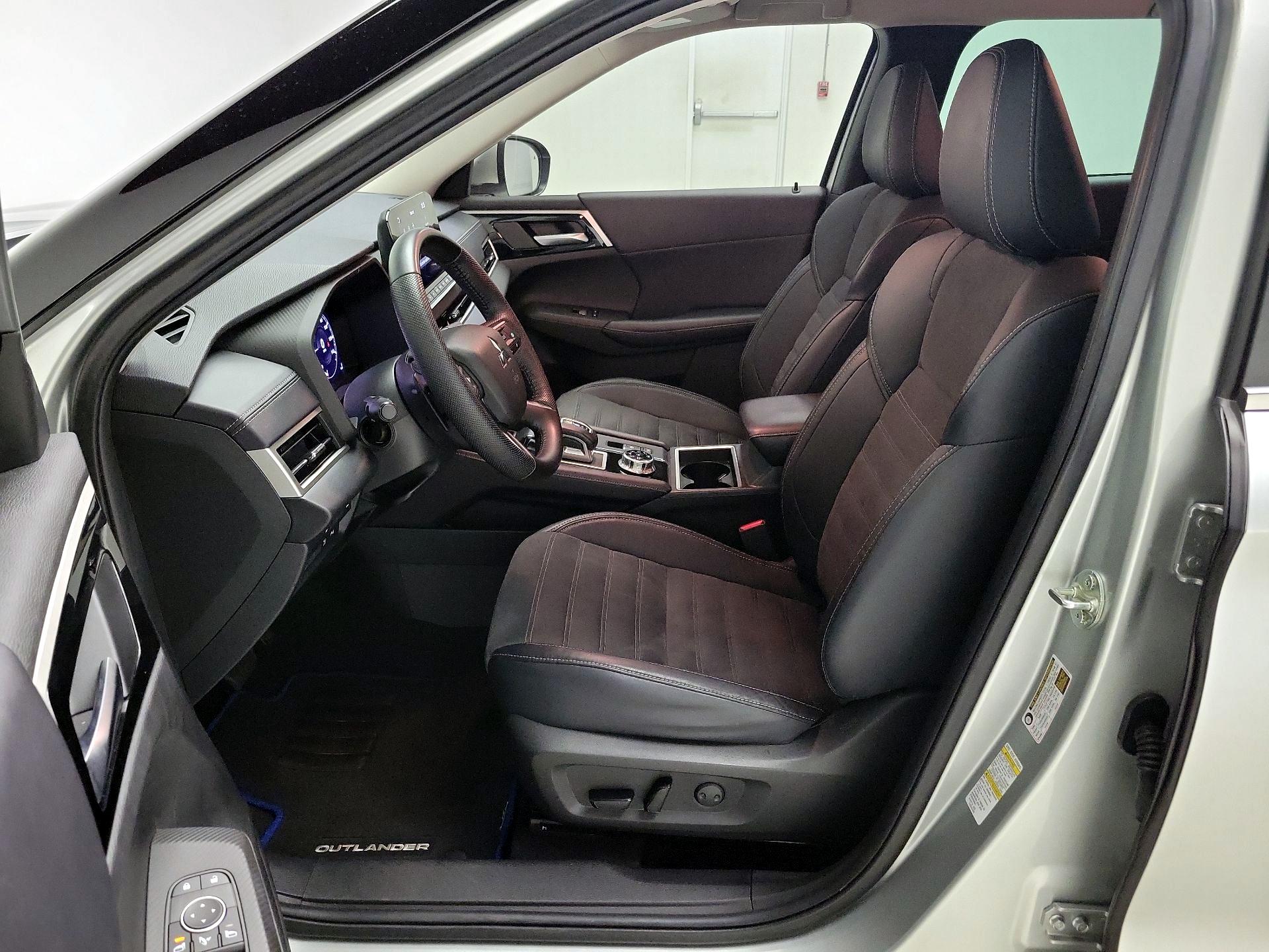 Thumbnail: 2023 Mitsubishi Outlander - 11