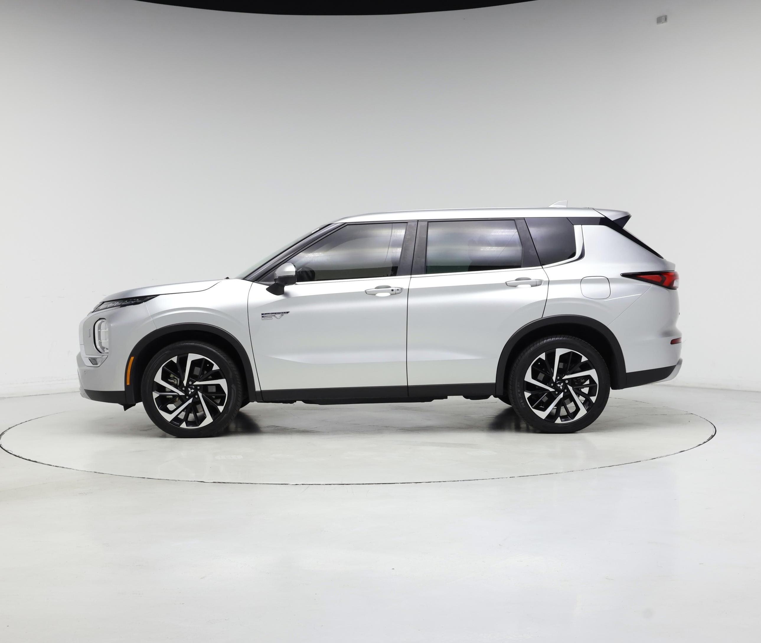 Thumbnail: 2023 Mitsubishi Outlander - 3