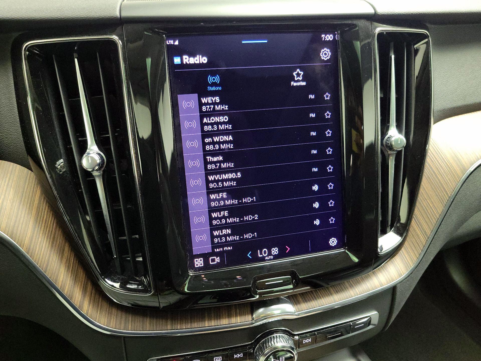 Thumbnail: 2022 Volvo XC60 - 16