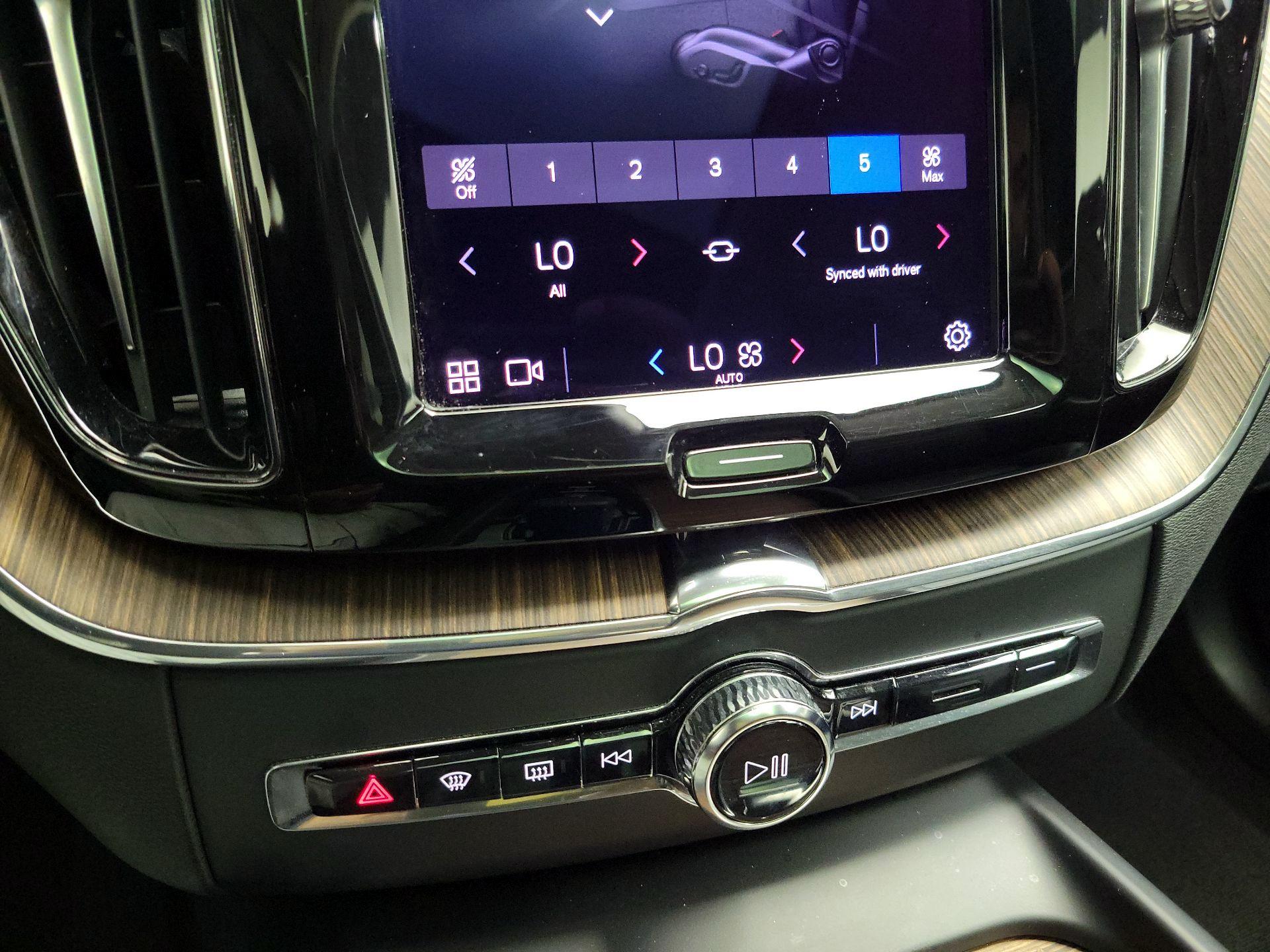 Thumbnail: 2022 Volvo XC60 - 17