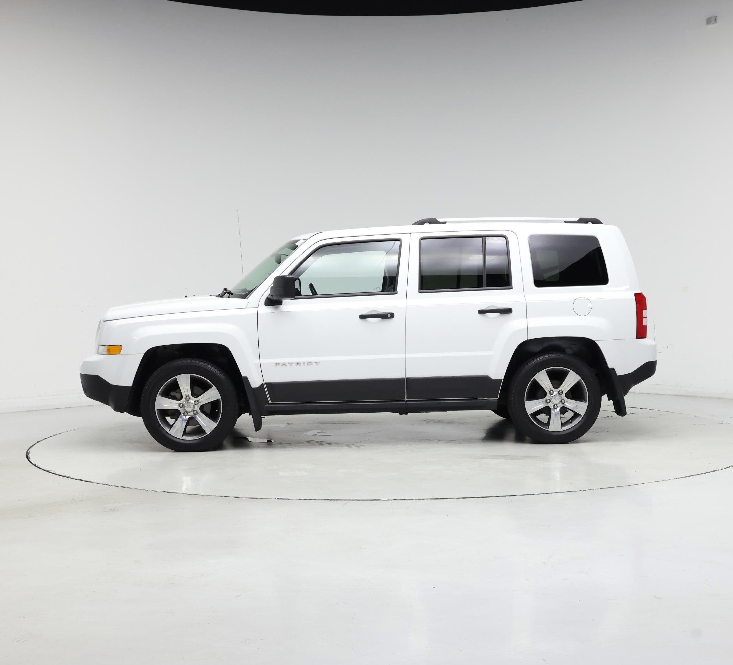 Thumbnail: 2016 Jeep Patriot - 3