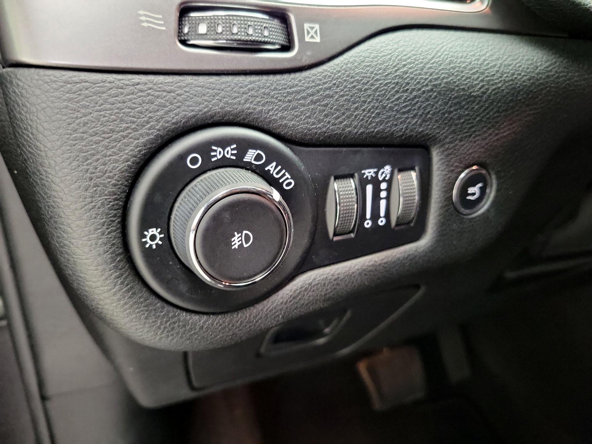Thumbnail: 2019 Jeep Cherokee - 13
