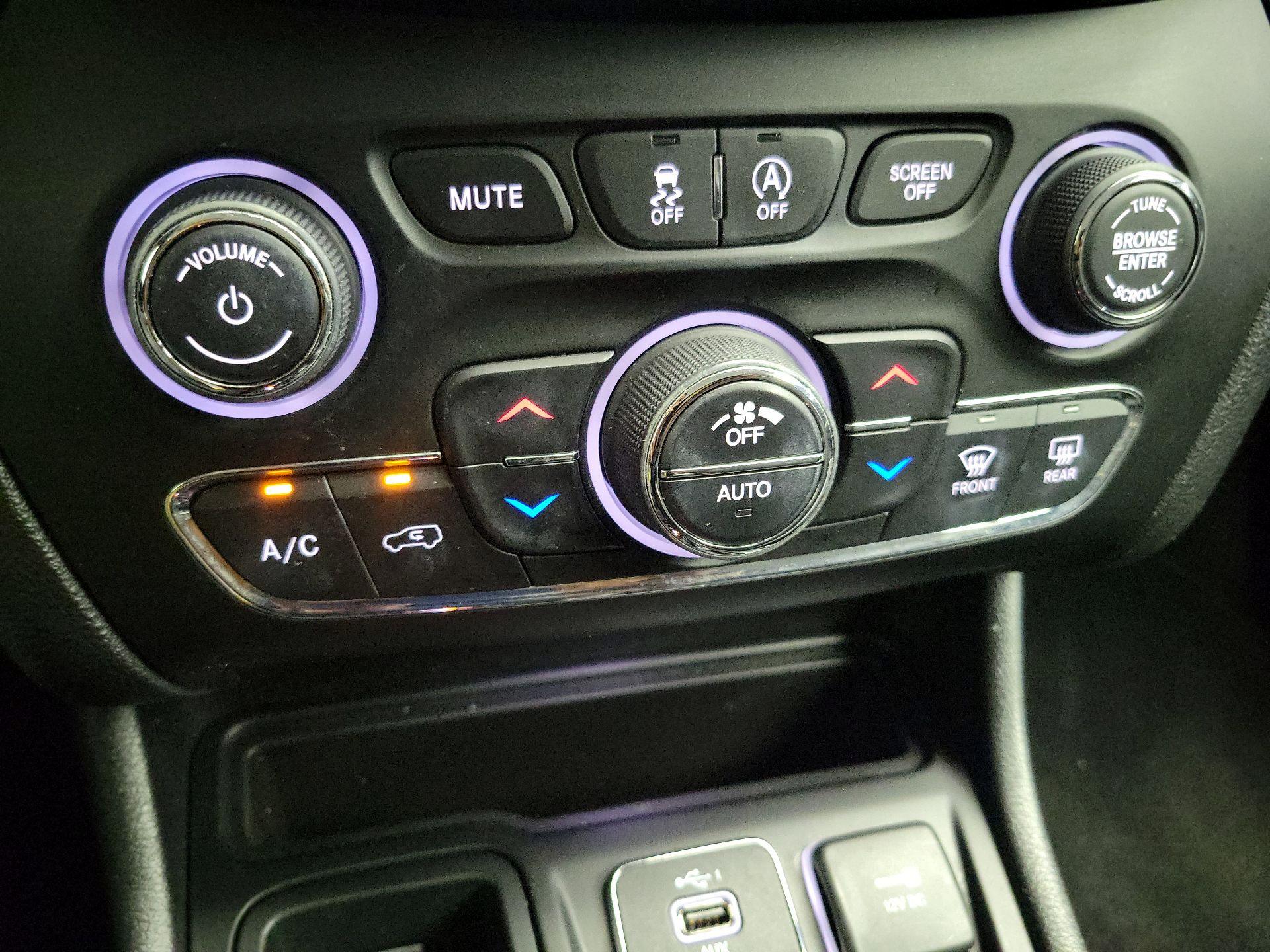 Thumbnail: 2019 Jeep Cherokee - 17