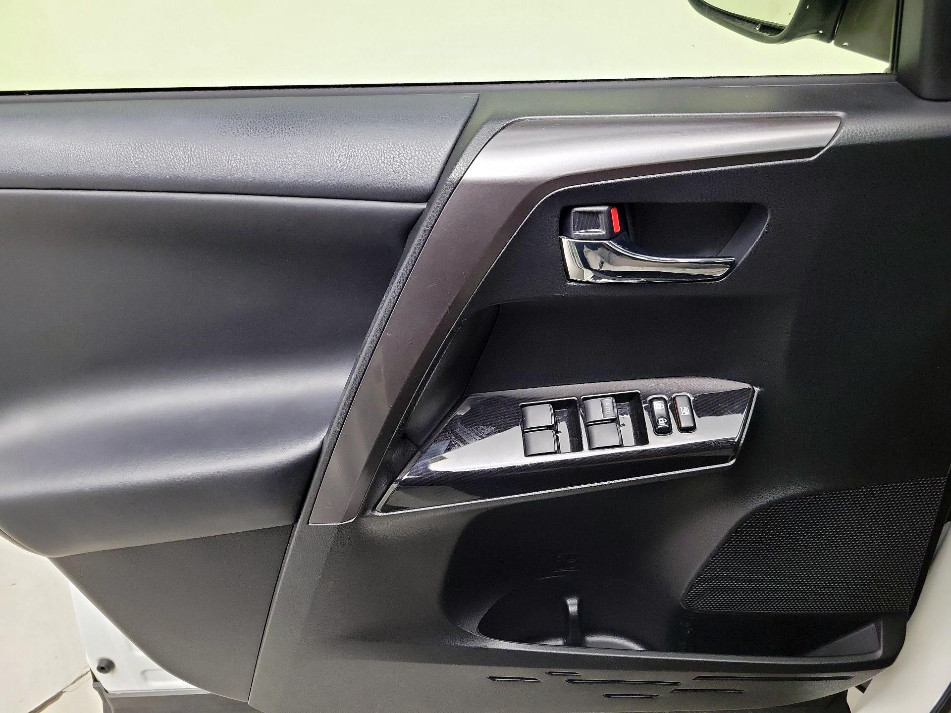 Thumbnail: 2018 Toyota RAV4 - 12