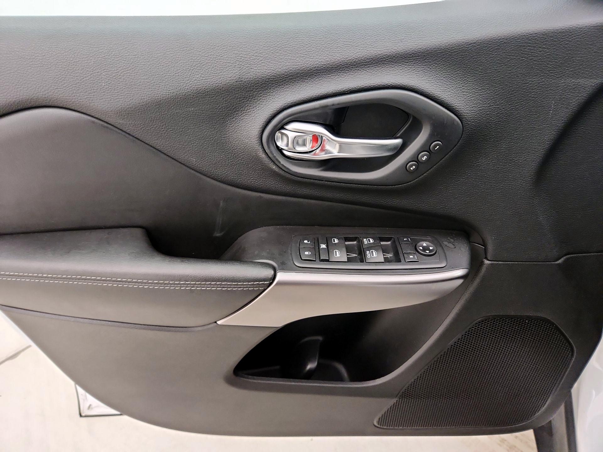 Thumbnail: 2020 Jeep Cherokee - 12
