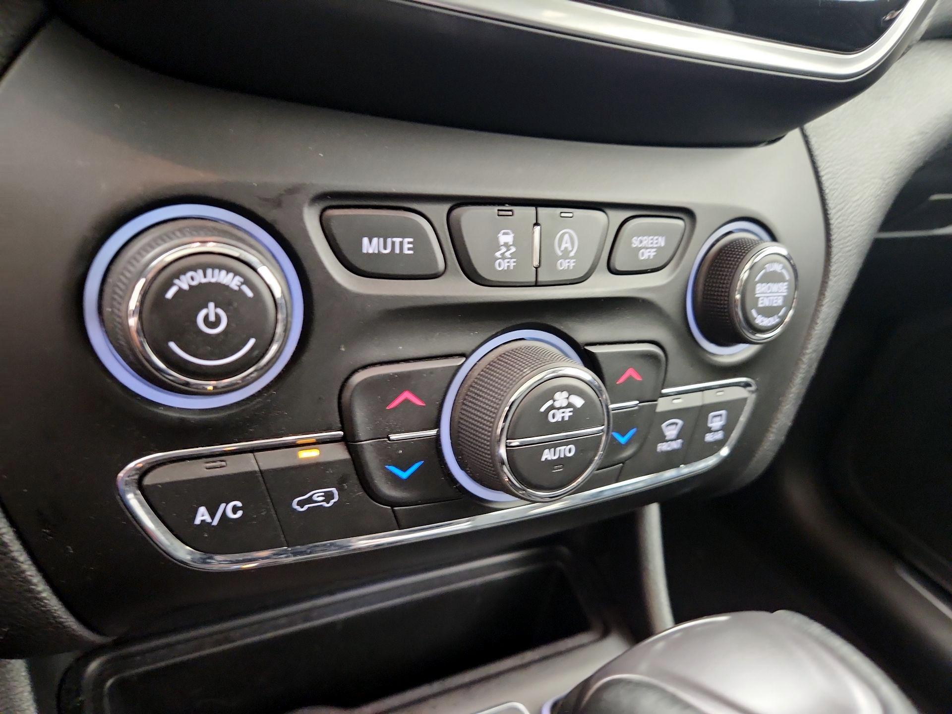 Thumbnail: 2020 Jeep Cherokee - 17