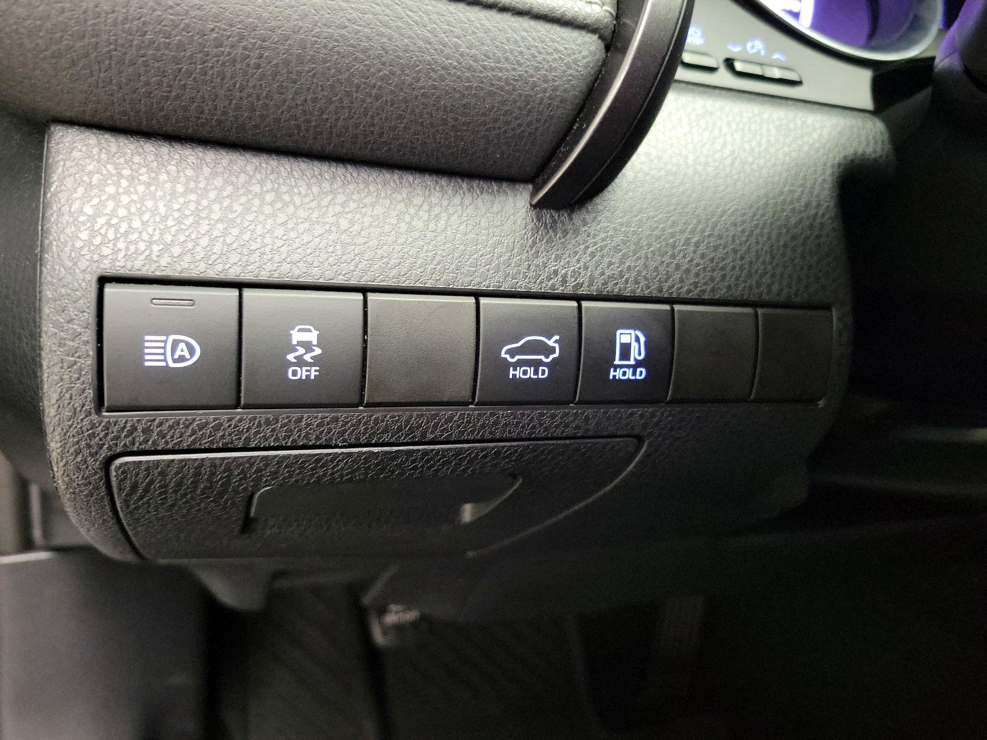 Thumbnail: 2019 Toyota Camry - 13