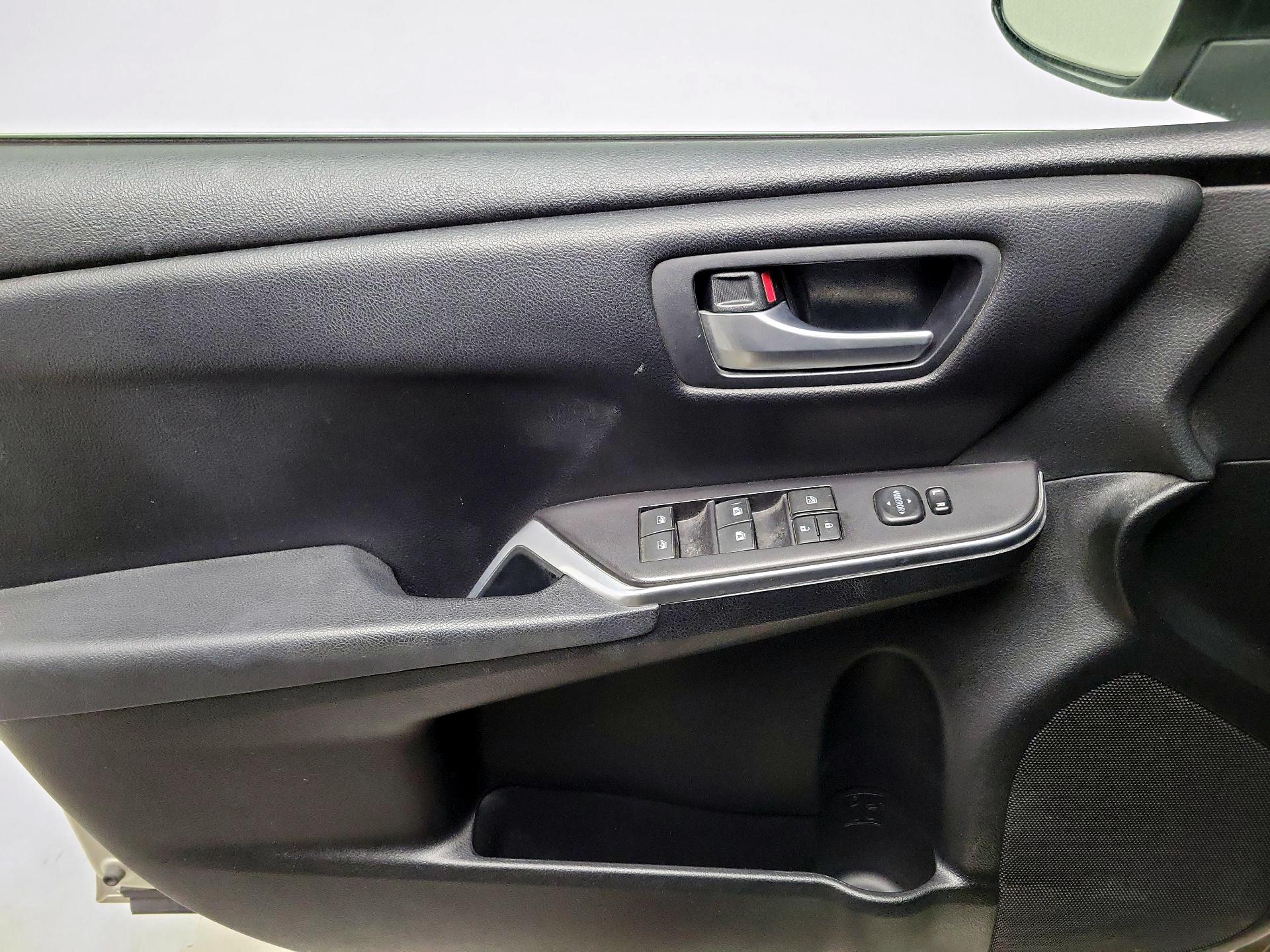 Thumbnail: 2016 Toyota Camry - 12