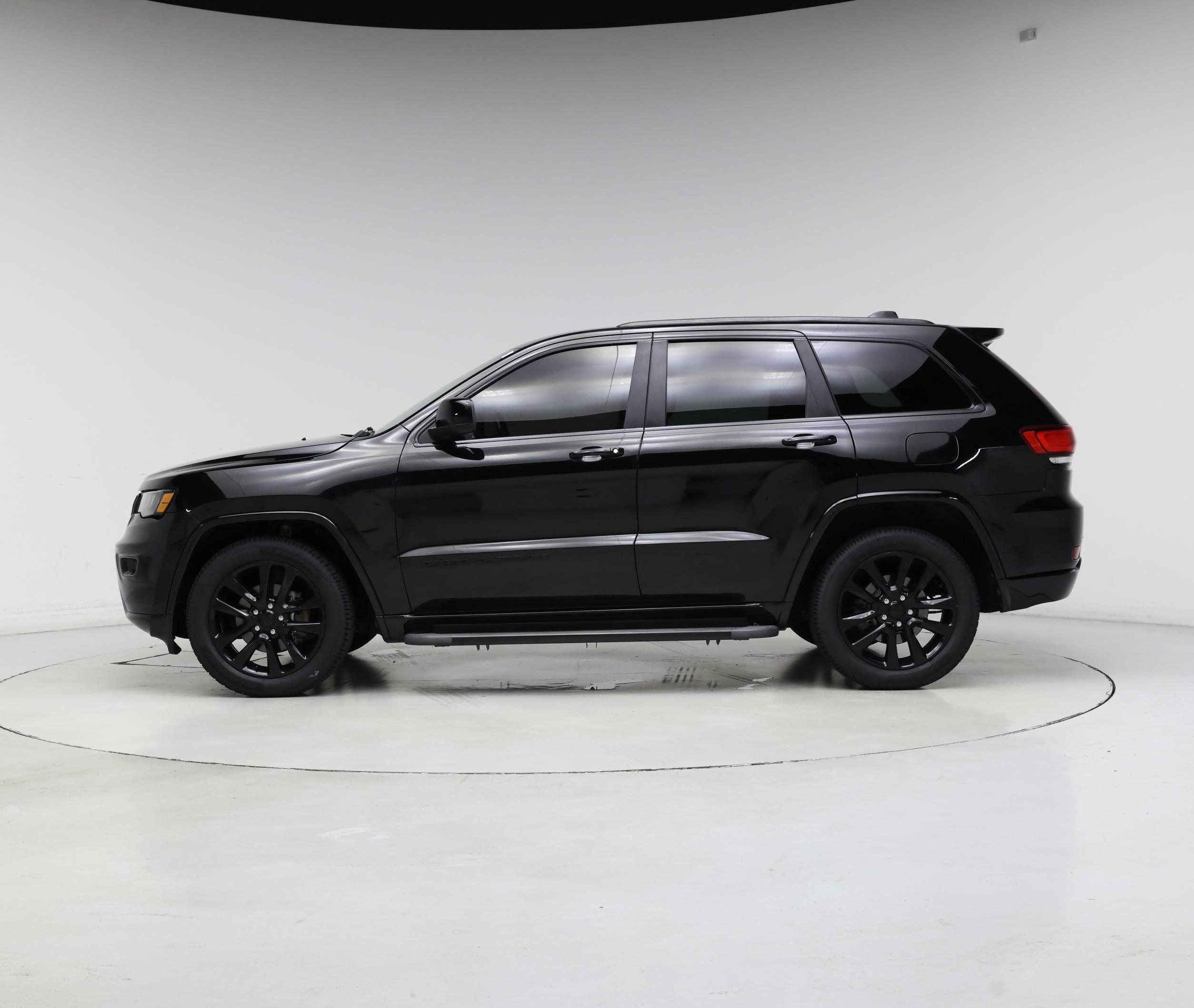 Thumbnail: 2018 Jeep Grand Cherokee - 3