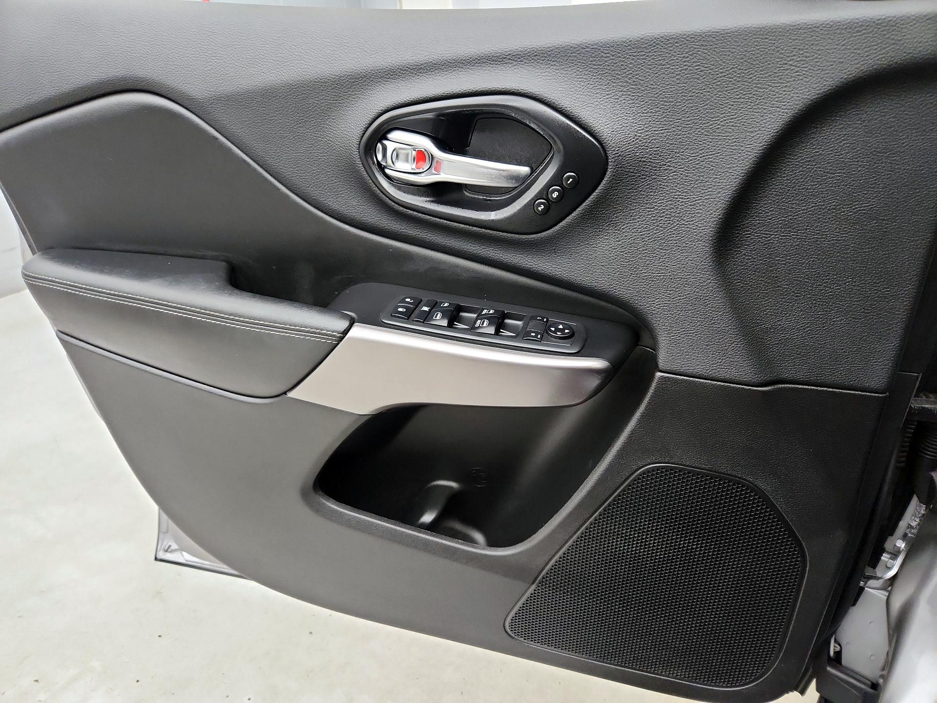 Thumbnail: 2019 Jeep Cherokee - 12
