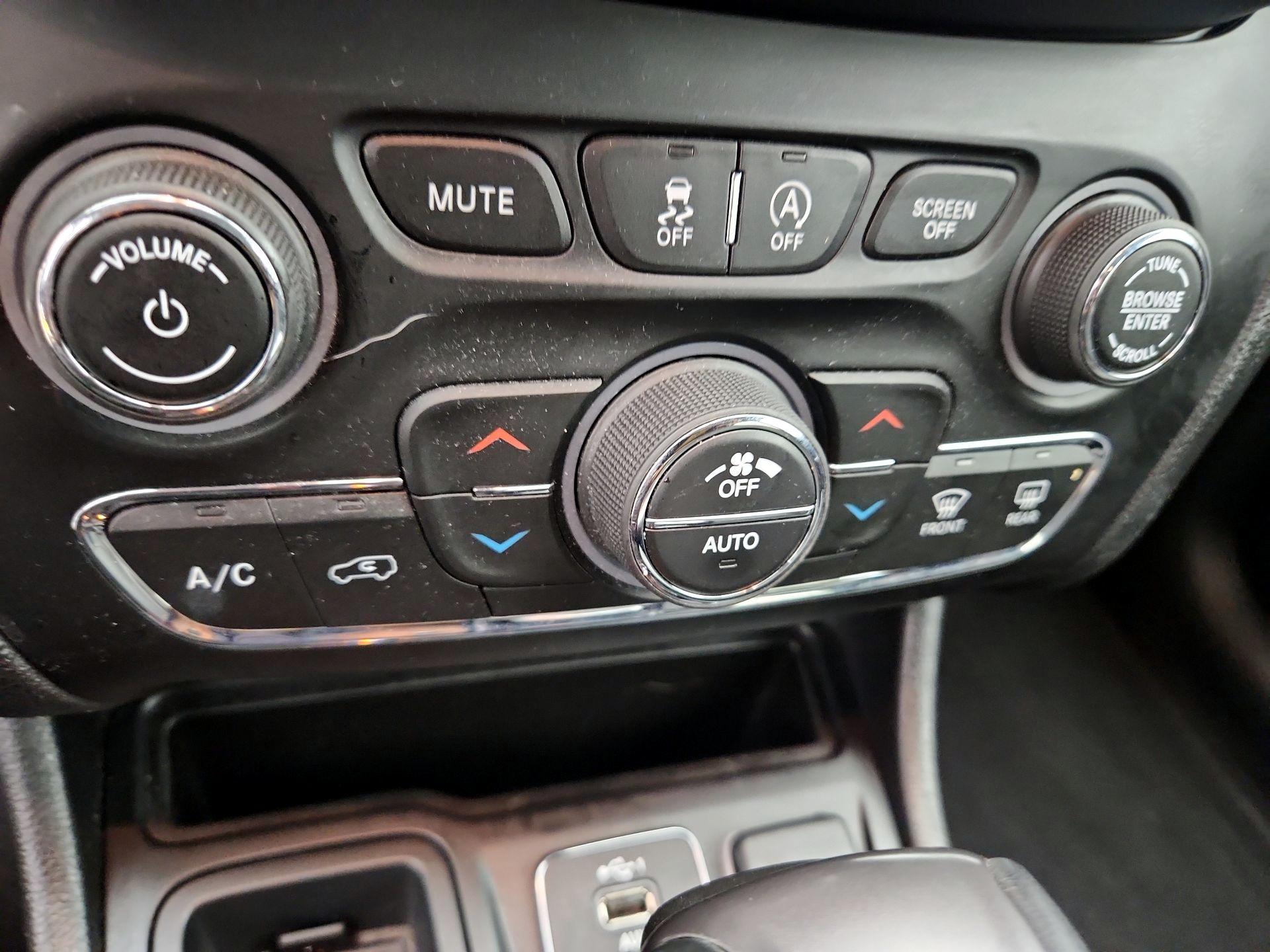 Thumbnail: 2019 Jeep Cherokee - 17